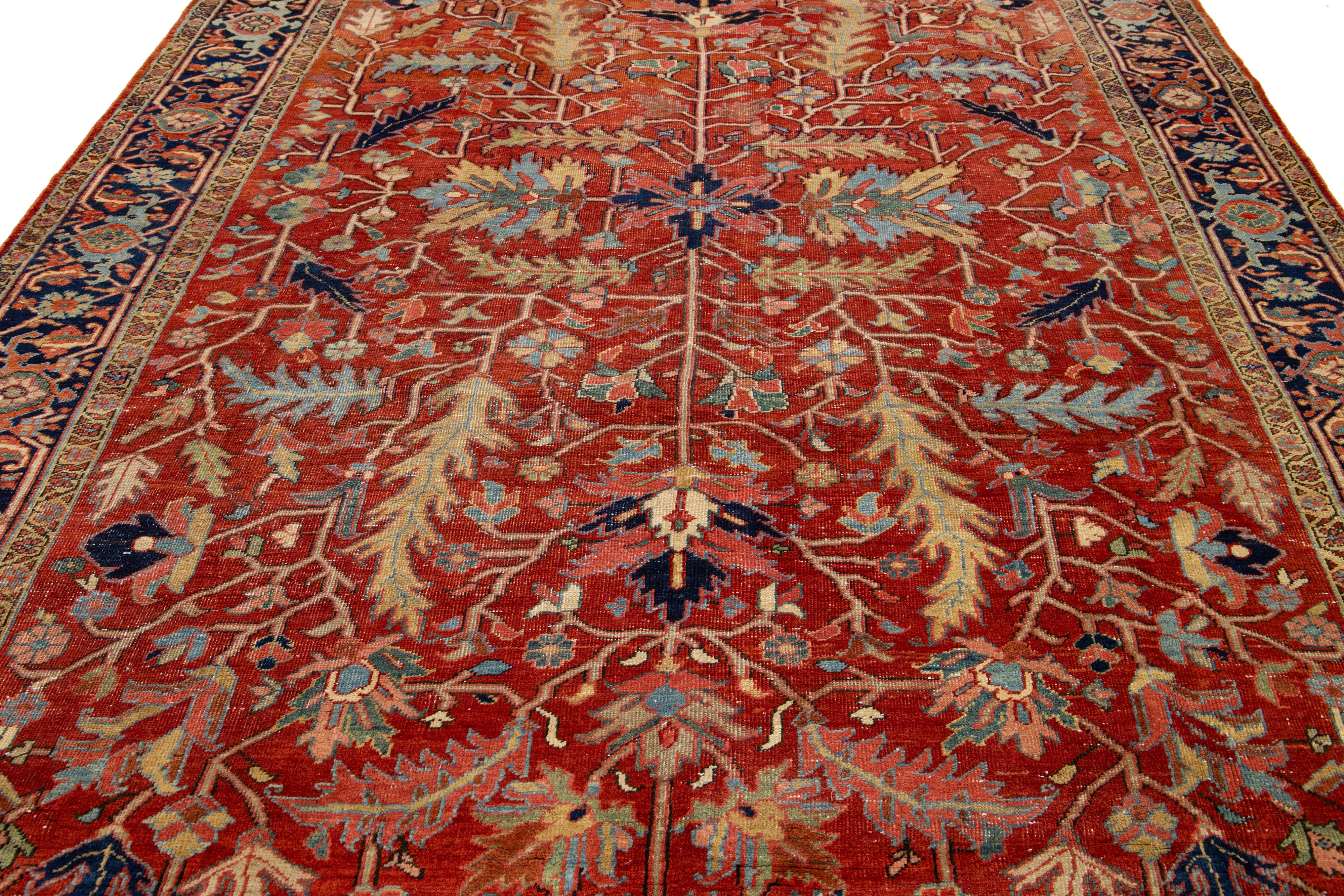Laine Tapis ancien persan Heriz en laine rouge à motifs floraux de la taille d'une pièce en vente