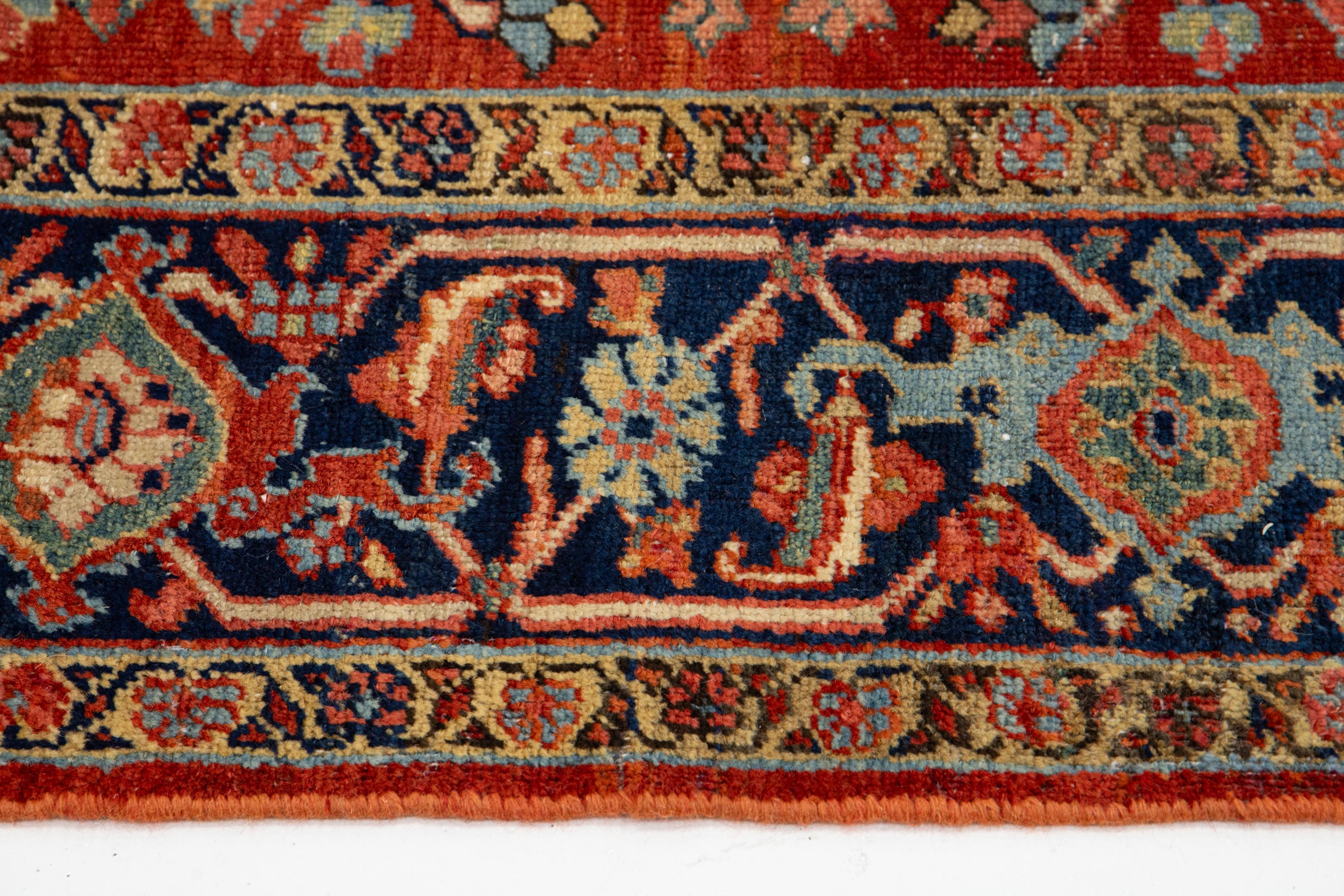 Tapis ancien persan Heriz en laine rouge à motifs floraux de la taille d'une pièce en vente 1