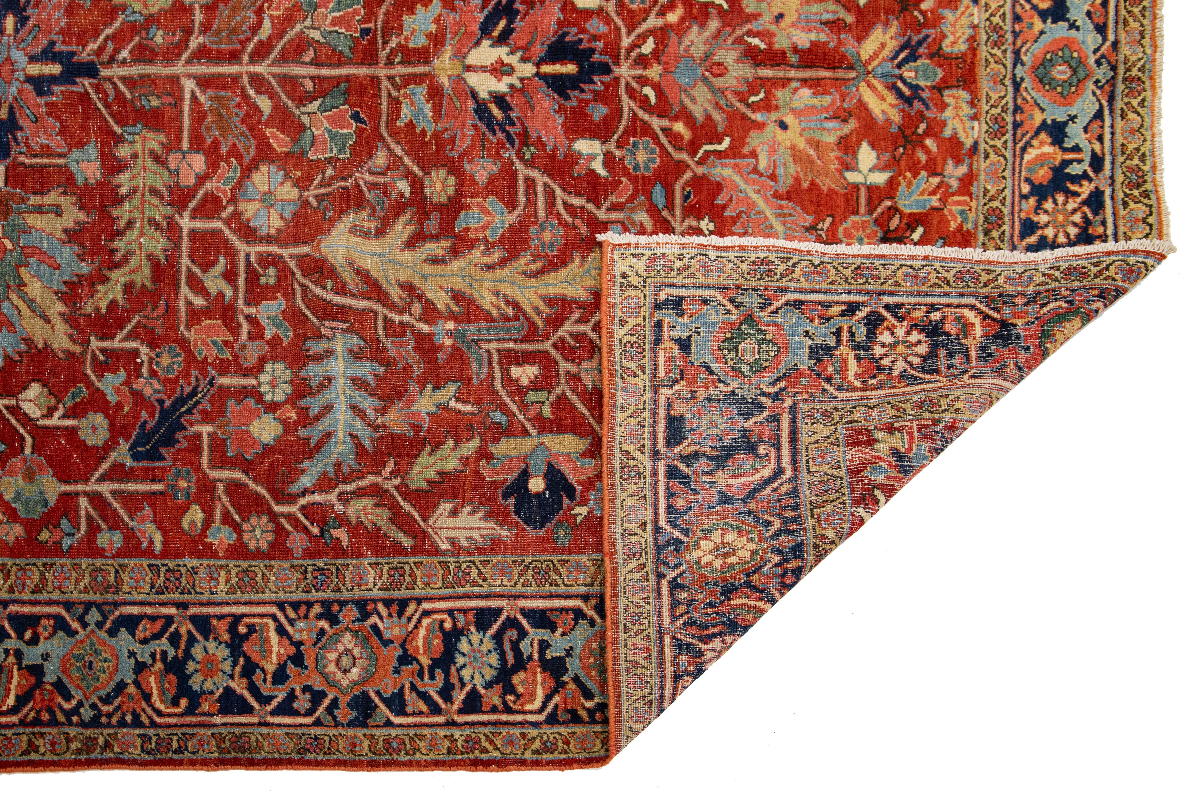 Heriz Serapi Tapis ancien persan Heriz en laine rouge à motifs floraux de la taille d'une pièce en vente