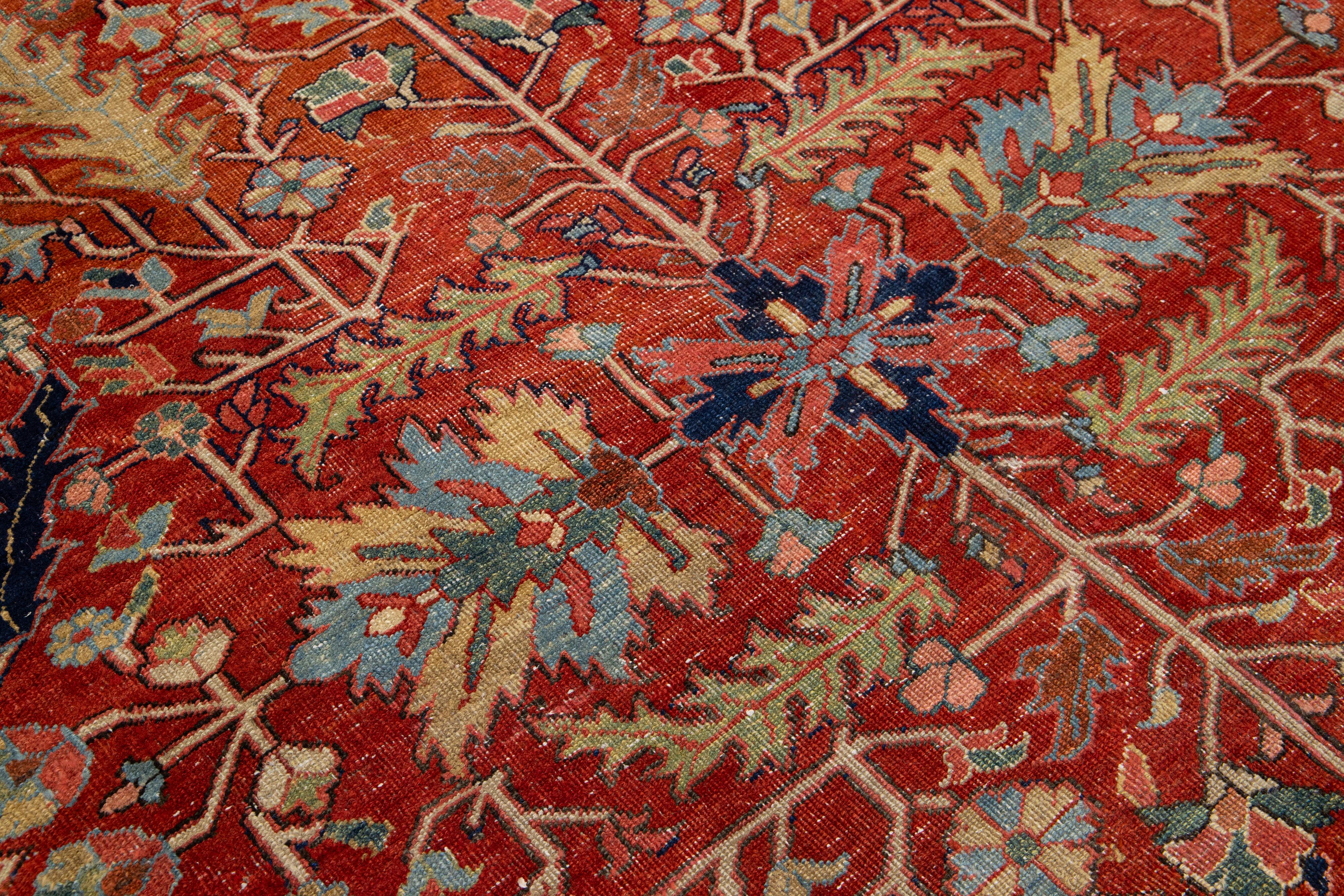 Perse Tapis ancien persan Heriz en laine rouge à motifs floraux de la taille d'une pièce en vente