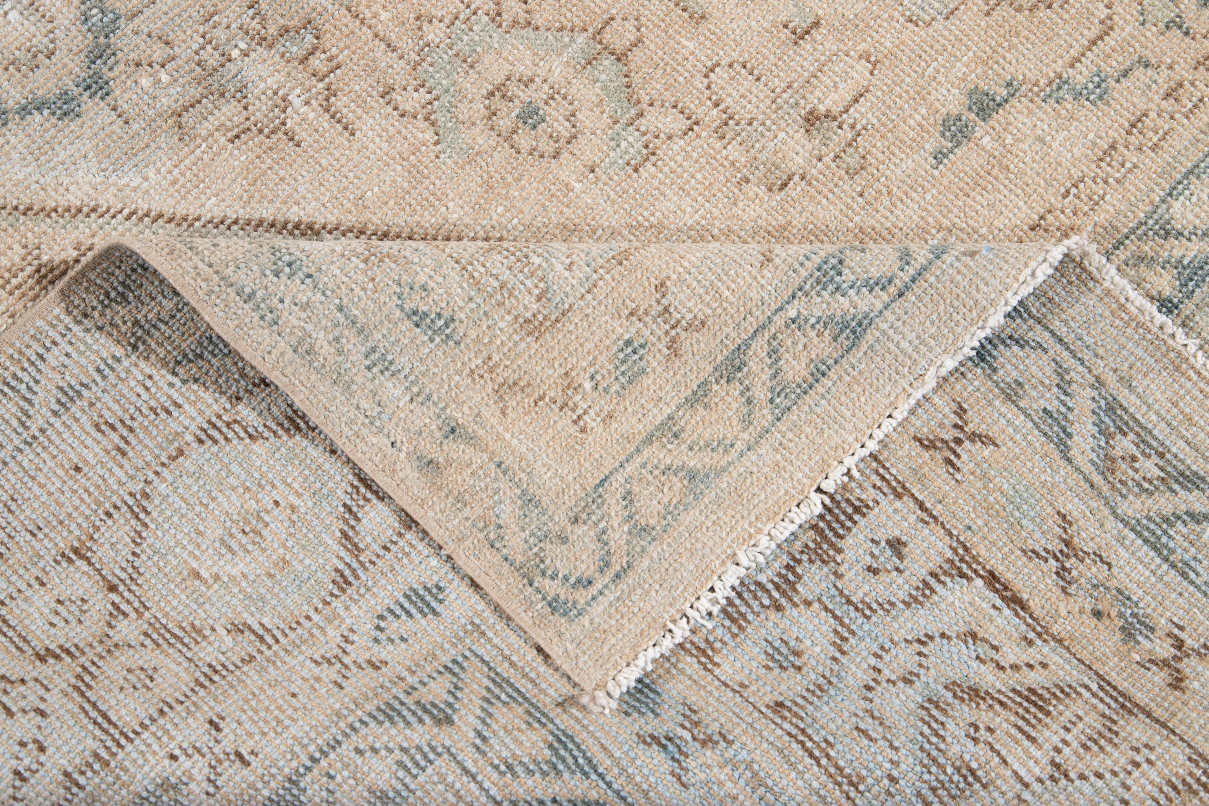 Islamique 8 x 12 Beige Antique Persian Mahal Wool Rug with Allover Design (Tapis de laine persan ancien avec motifs) en vente