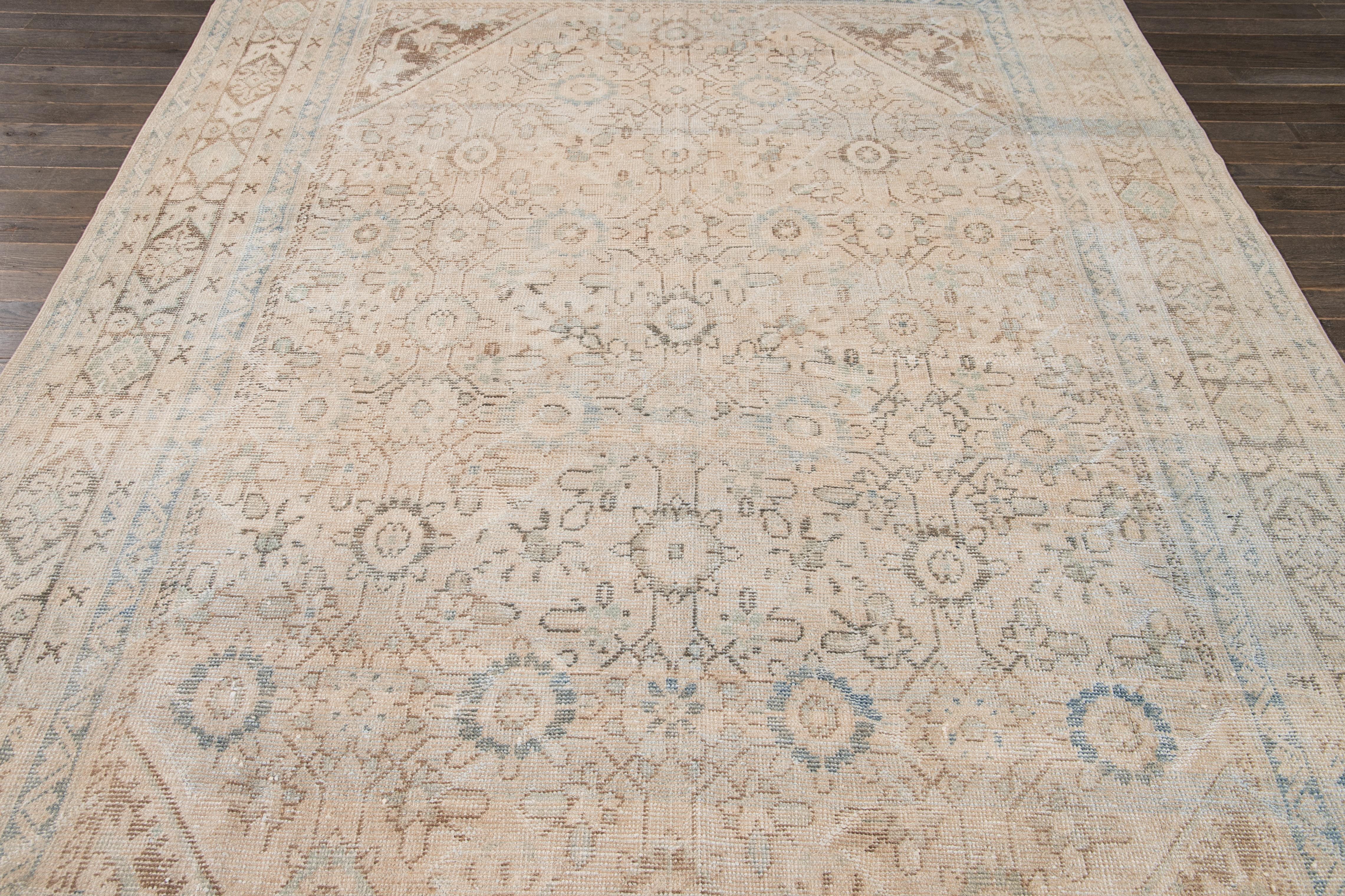 8 x 12 Beige Antique Persian Mahal Wool Rug with Allover Design (Tapis de laine persan ancien avec motifs) Bon état - En vente à Norwalk, CT
