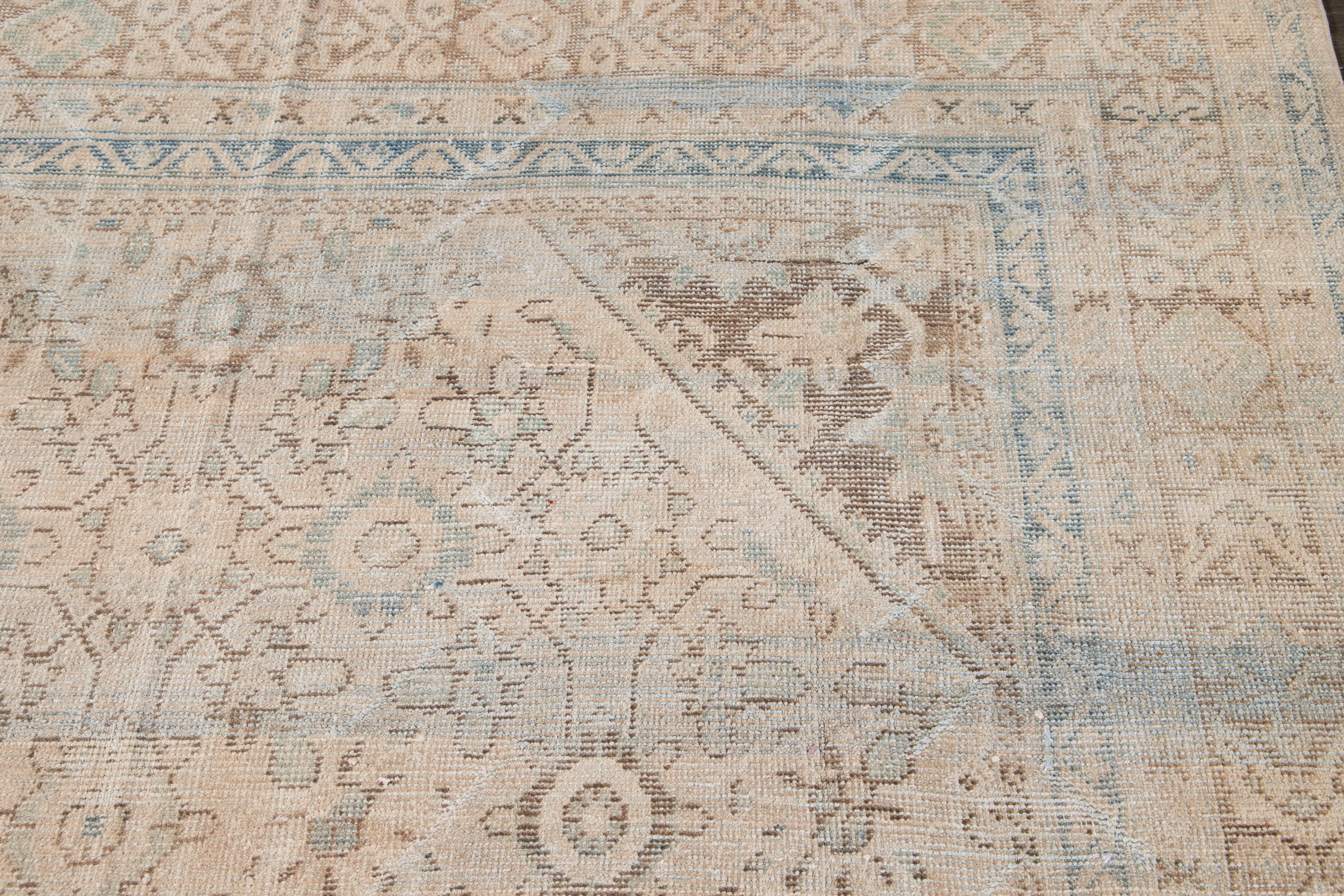 Début du 20ème siècle 8 x 12 Beige Antique Persian Mahal Wool Rug with Allover Design (Tapis de laine persan ancien avec motifs) en vente