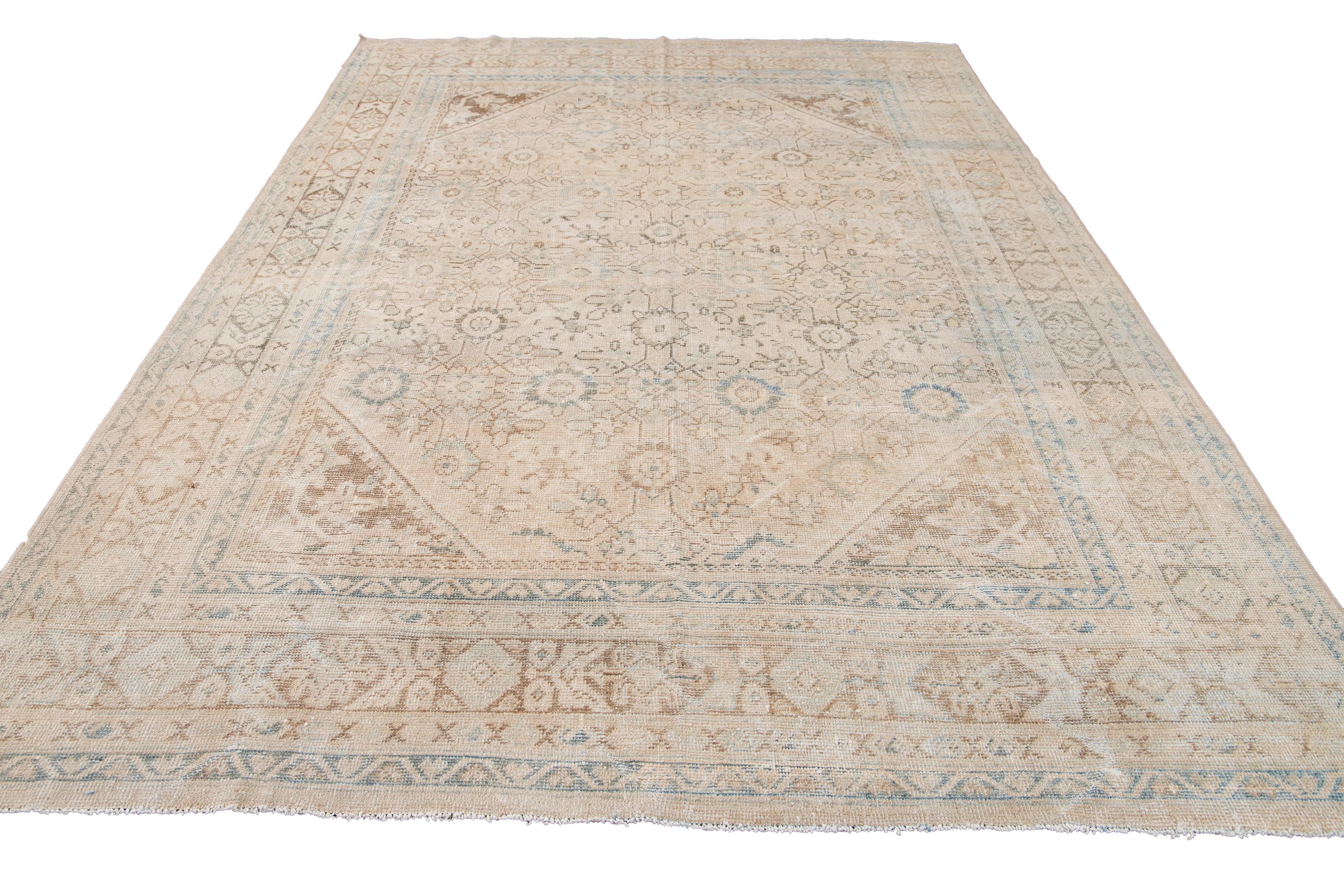 Découvrez le charme exquis de ce tapis antique en laine nouée à la main et vieillie, de marque Mahal. Son champ beige captivant présente un motif all-over complexe, élégamment complété par des teintes chaudes de bleu et de beige.

Ce tapis mesure