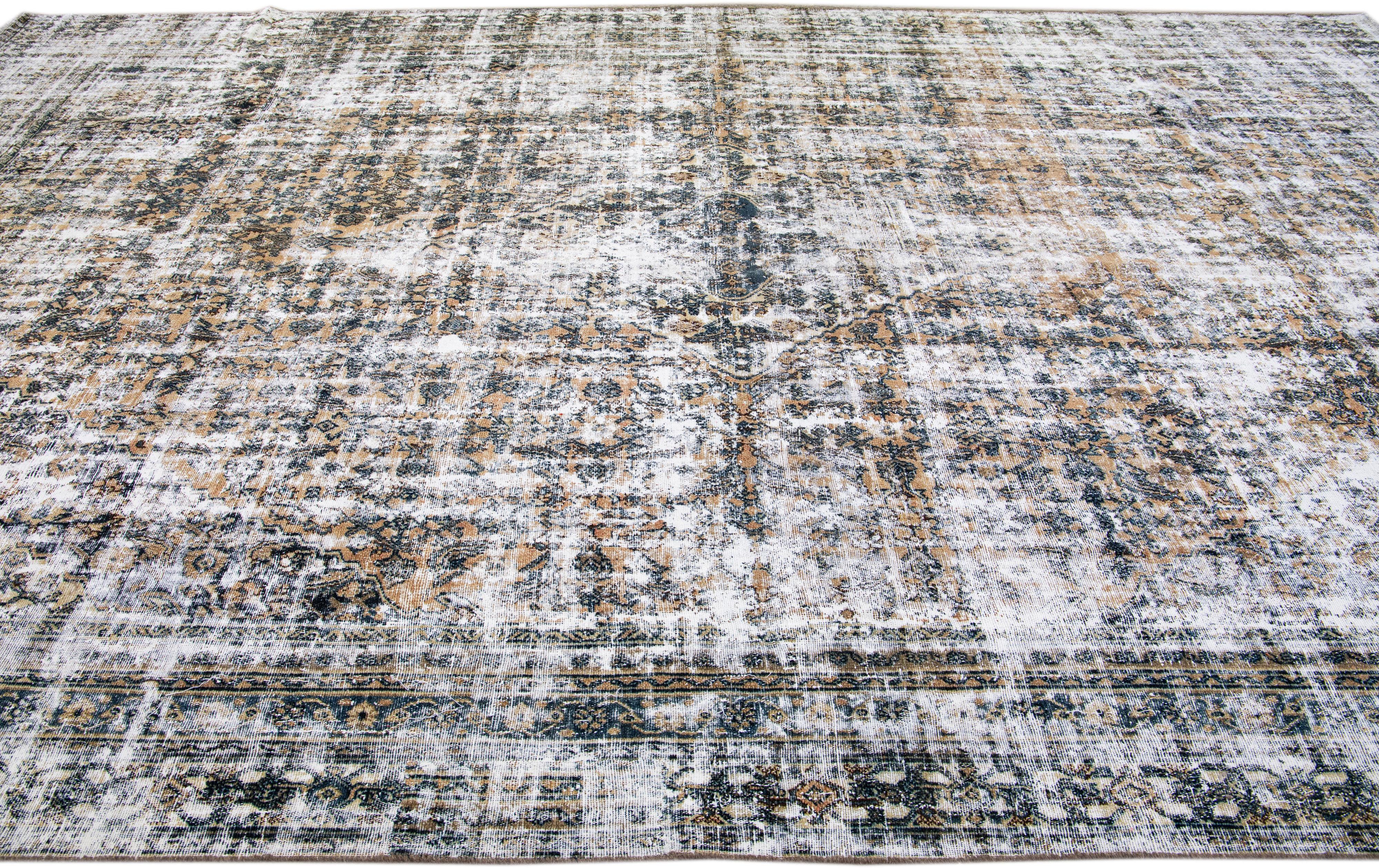 Vintage Persisch Distressed Handarbeit Medaillon Elfenbein Wolle Teppich im Zustand „Gut“ im Angebot in Norwalk, CT