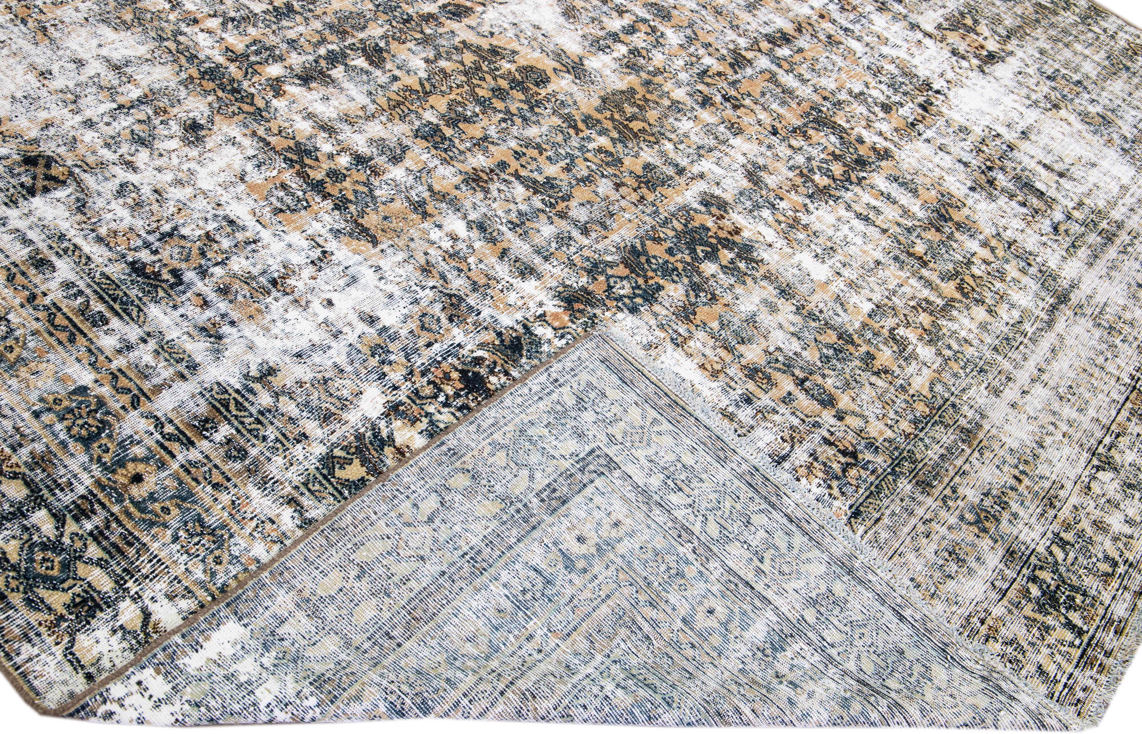 Schöne Vintage Persian distressed handgeknüpfte Wolle Teppich mit einem Elfenbein Farbfeld. Dieses Stück hat navyblaue und braune Akzente in einem geometrischen Medaillon-Design.

Dieser Teppich misst: 9'9