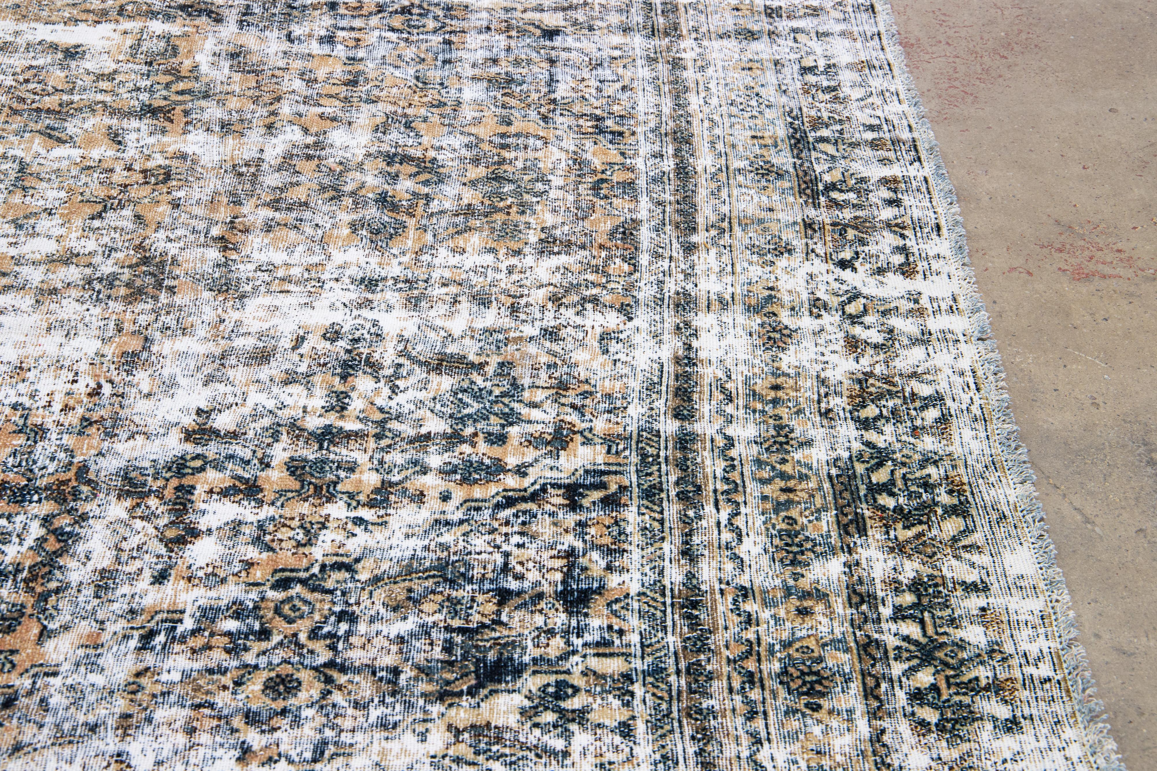 Vintage Persisch Distressed Handarbeit Medaillon Elfenbein Wolle Teppich (20. Jahrhundert) im Angebot