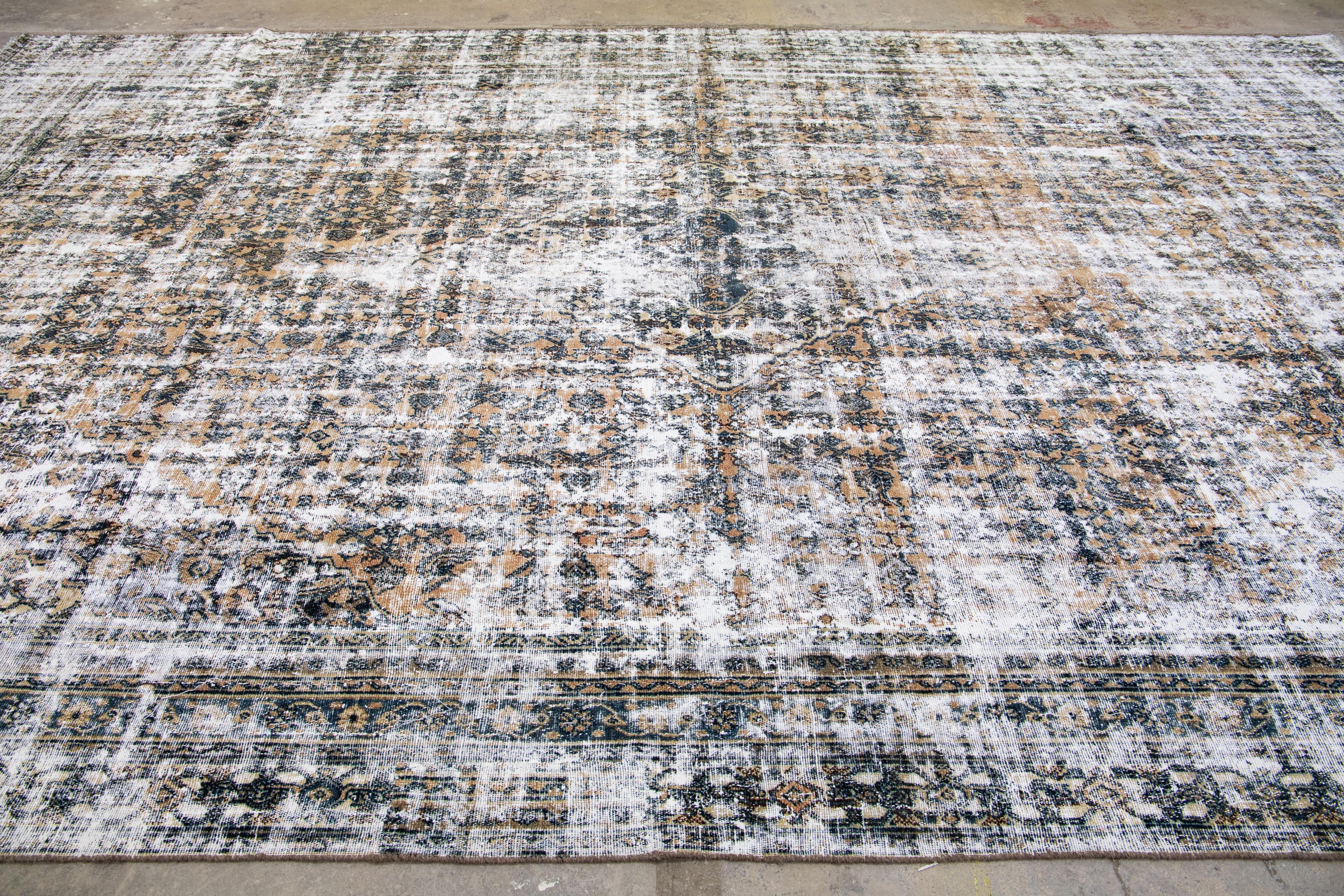 Vintage Persisch Distressed Handarbeit Medaillon Elfenbein Wolle Teppich im Angebot 2