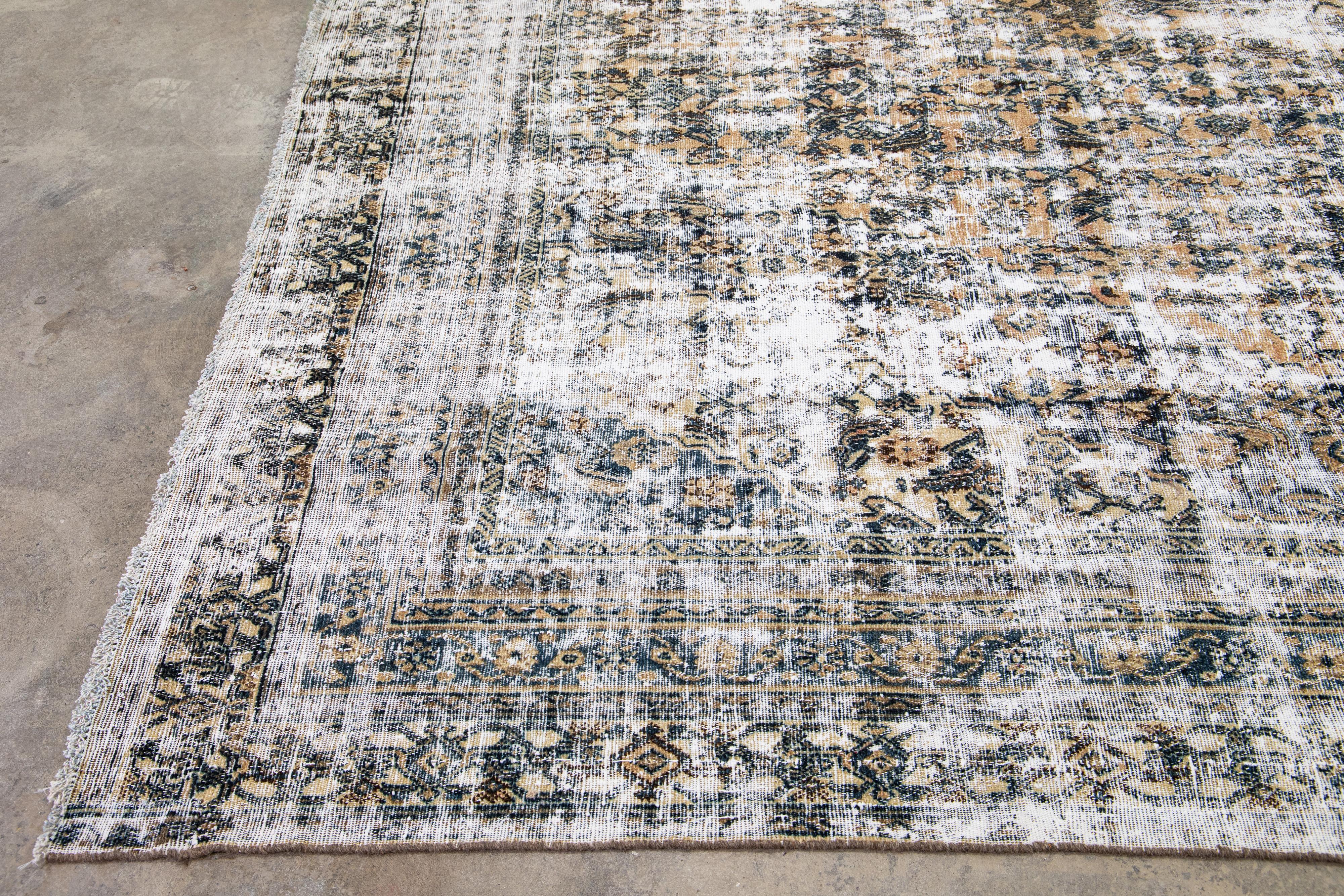 Vintage Persisch Distressed Handarbeit Medaillon Elfenbein Wolle Teppich im Angebot 3