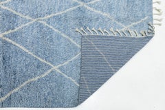 Alfombra de lana hecha a mano al estilo marroquí, con un suave diseño geométrico en forma de celosía, en azul denim, 8x10
