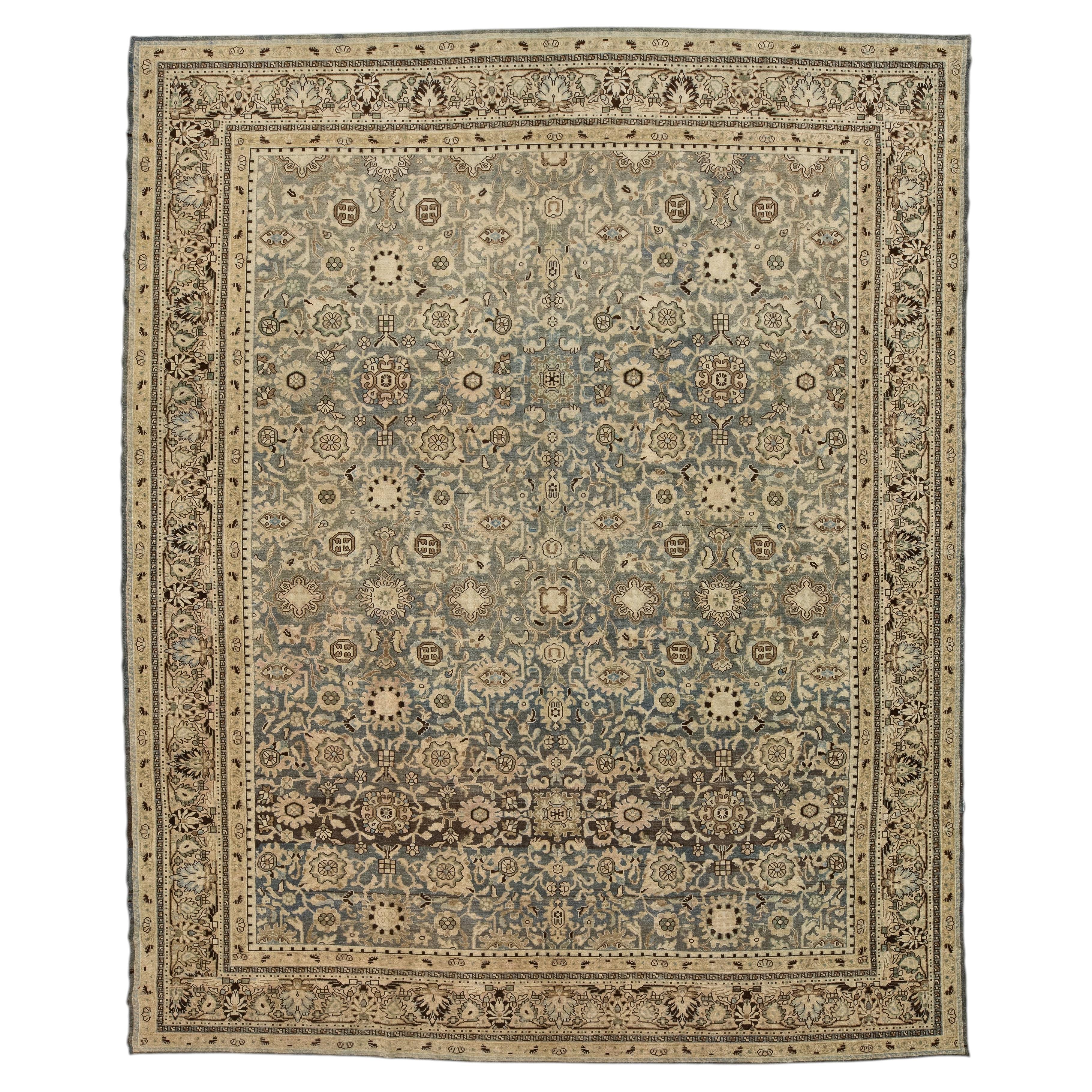 11x13 Antiker, handgefertigter Wollteppich im Malayer-Stil in sanften, neutralen und blauen Farbtönen im Angebot