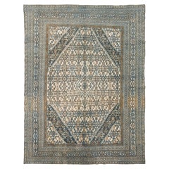 Handgeknüpfter Medaillon-Teppich aus Wolle im Mid-Century-Stil – in den Farbtönen „Distressed Slate Blue“ und „Warm Sand“