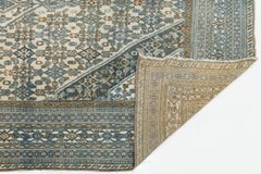 Handgeknüpfter Medaillon-Teppich aus Wolle im Mid-Century-Stil – in den Farbtönen „Distressed Slate Blue“ und „Warm Sand“
