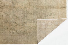 Vintage-Teppich aus türkischer Wolle im Oushak-Stil in neutralen Farbtönen mit dezentem, durchgängigem Salbeigrün