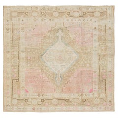 Tapis carré ancien fait main, dans des tons de rose poudré discret et de beige neutre
