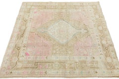 Tapis carré ancien fait main, dans des tons de rose poudré discret et de beige neutre