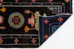 Antiker, handgefertigter Teppich aus tibetischer Wolle mit floralen Lotusmotiven und dunklem Hintergrund