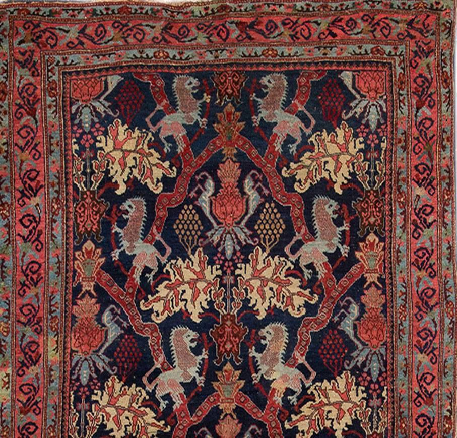 Bidjar de la fin du XIXe siècle (années 1880), noué à la main, avec un motif de fleurs et de lions imbriqués sur un champ bleu et rouge. Mesure 4,05x6,10.
