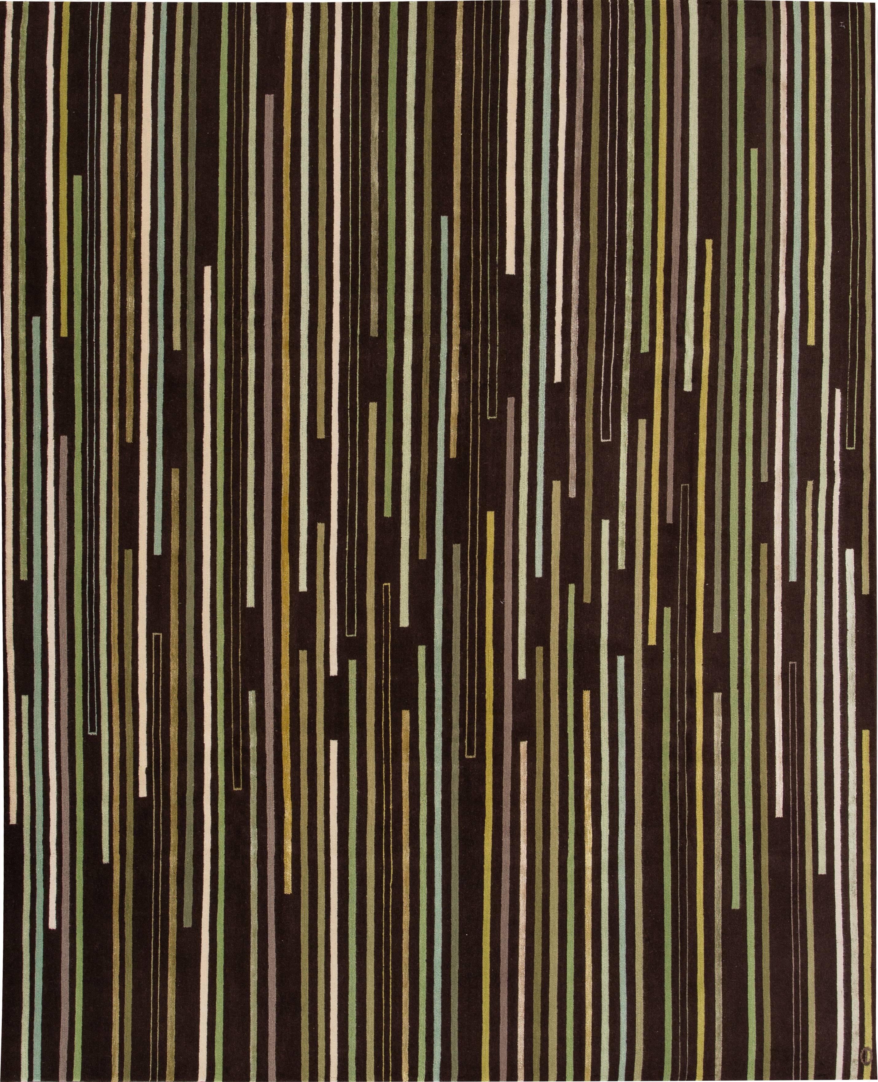 Alfombra tibetana contemporánea del siglo XXI (2000) con un diseño geométrico abstracto multicolor sobre fondo marrón oscuro. Medidas 8x10.