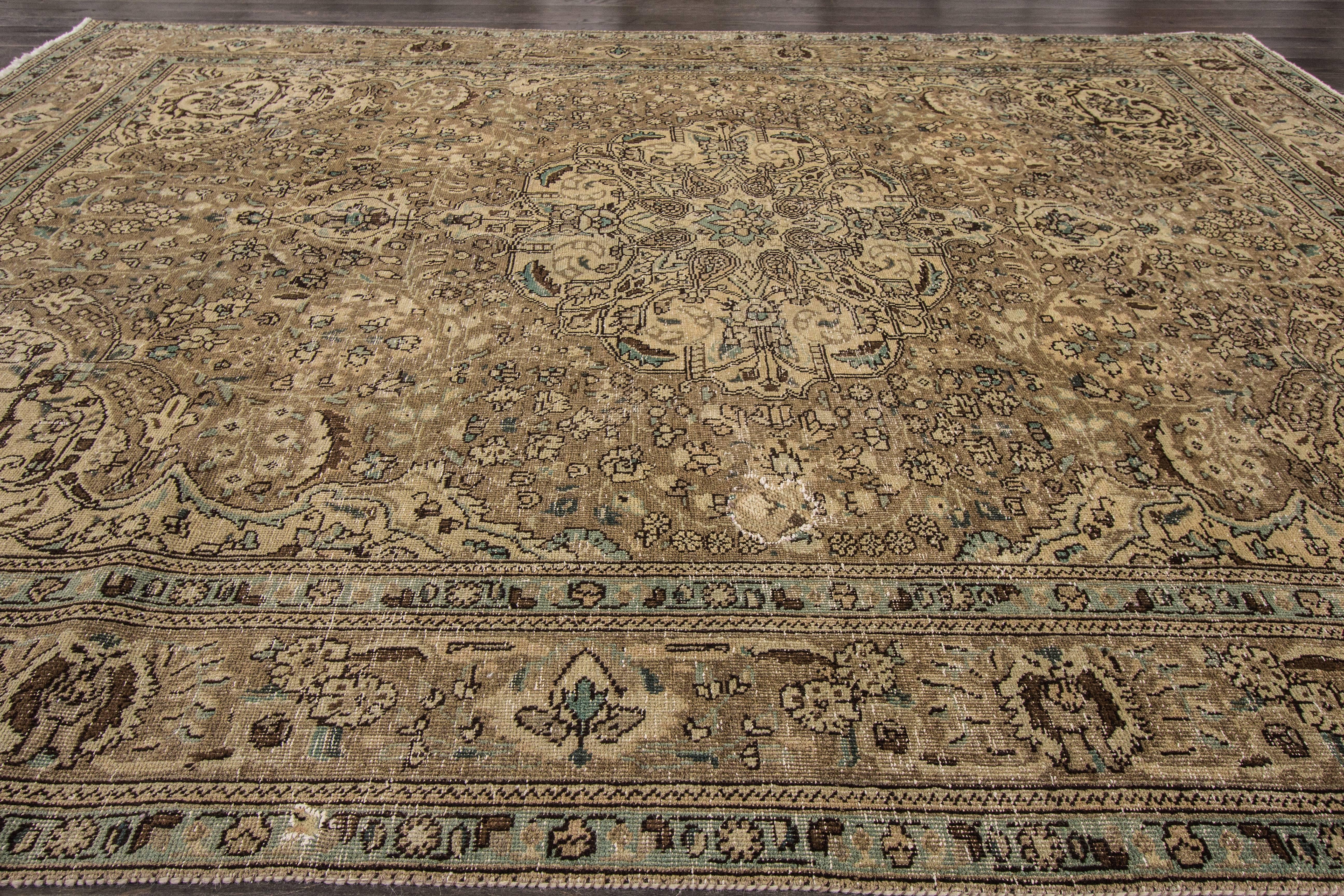 Wunderschöner antiker persischer Täbris-Teppich (Persisch) im Angebot