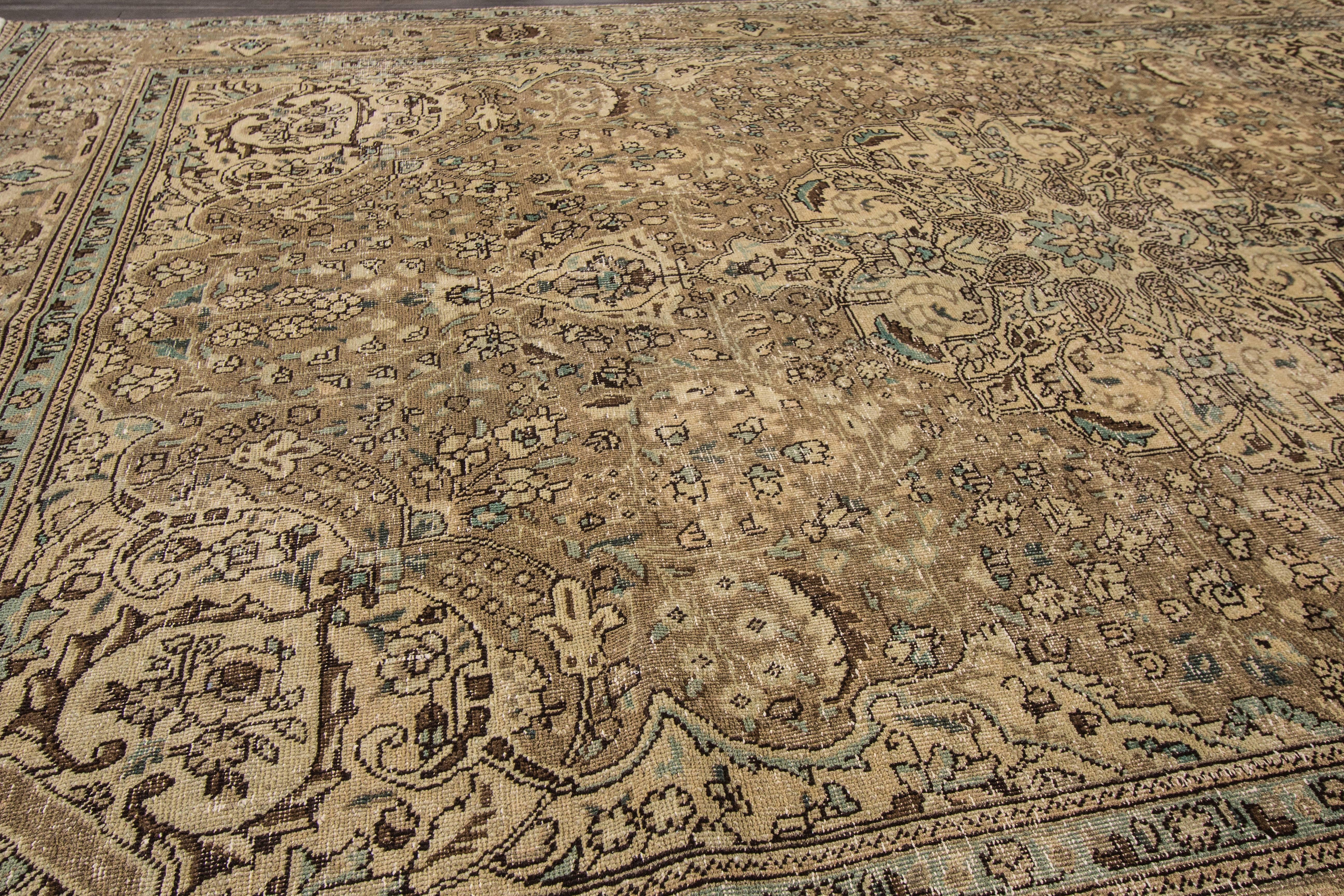Wunderschöner antiker persischer Täbris-Teppich (Handgeknüpft) im Angebot