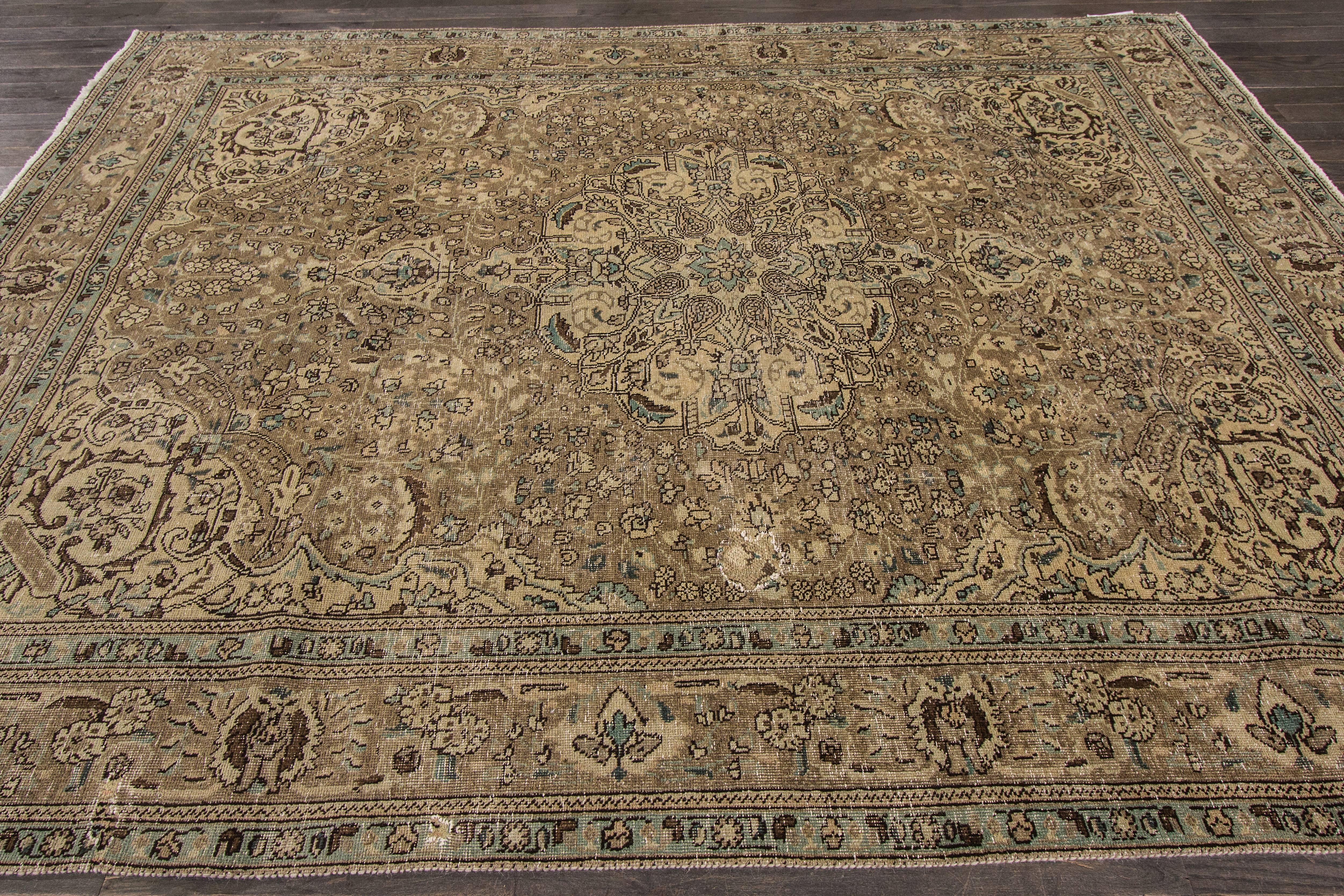 Wunderschöner antiker persischer Täbris-Teppich im Zustand „Gut“ im Angebot in Norwalk, CT