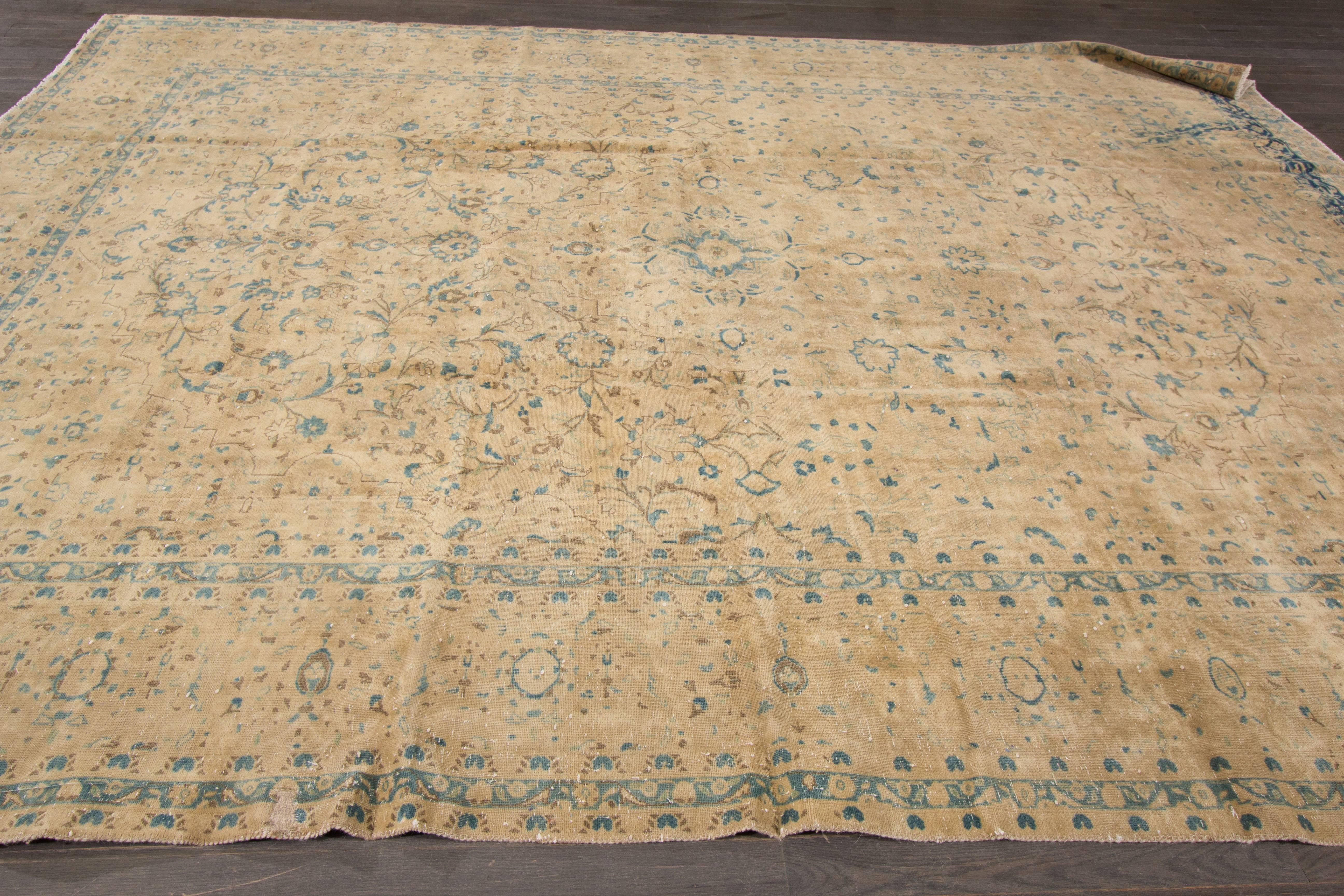 Maße: 9'.9 x 12'.8
Ein handgeknüpfter alter persischer Täbriz-Teppich mit einem Blumenmuster auf einem beigen Feld. Grüne und blaue Akzente im gesamten Stück.