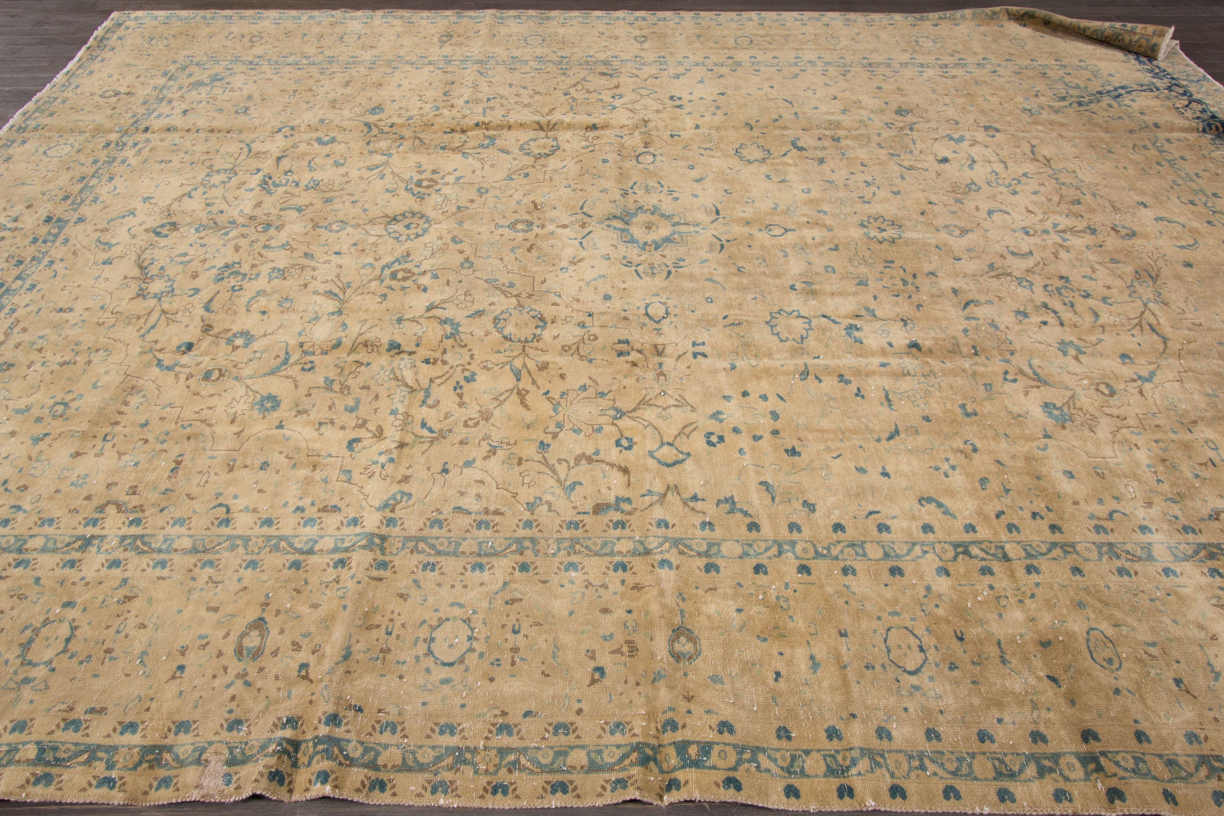 Wunderschöner persischer Täbriz-Teppich im Vintage-Stil (Tabriz) im Angebot