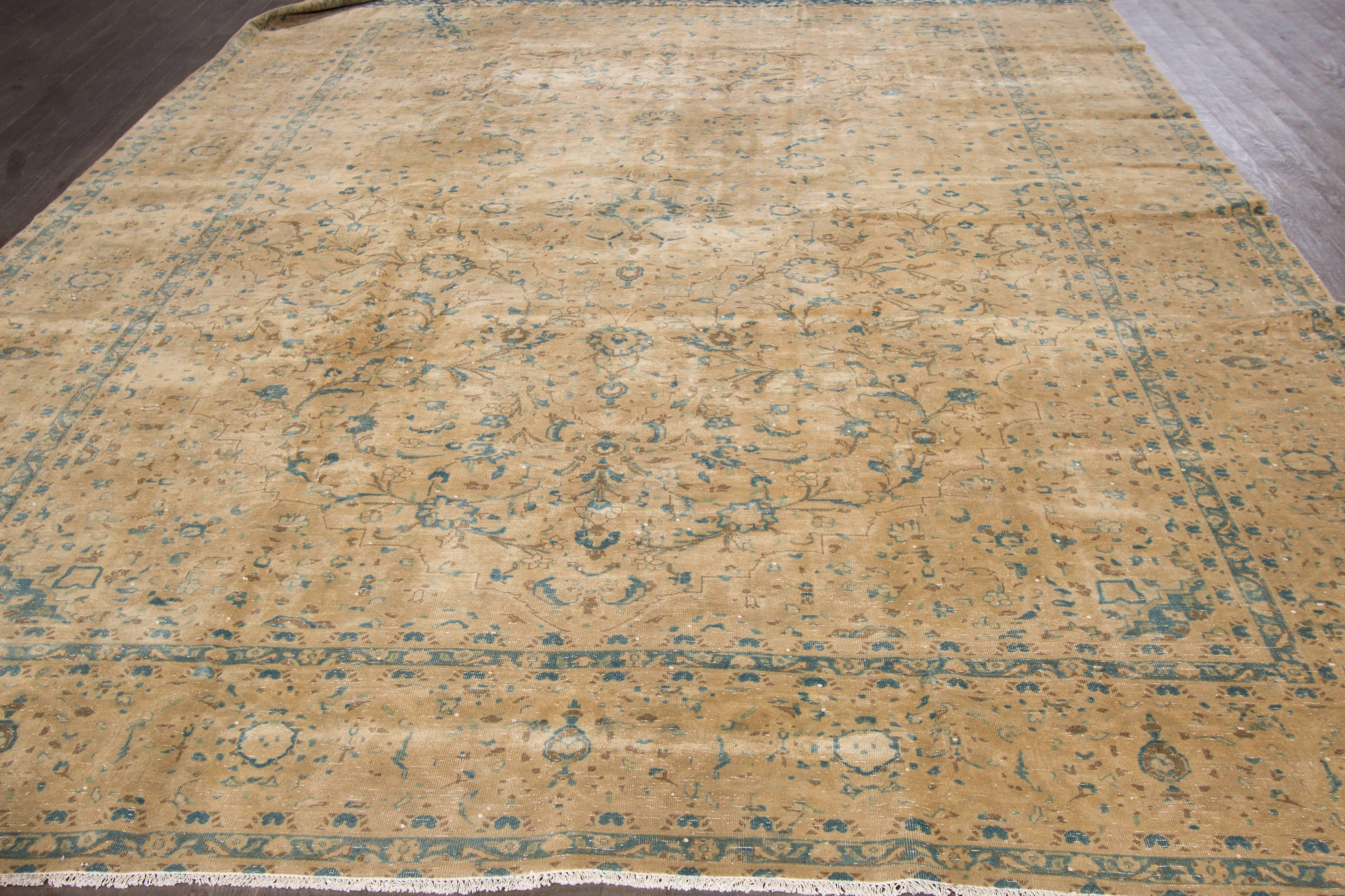 Wunderschöner persischer Täbriz-Teppich im Vintage-Stil (Handgeknüpft) im Angebot