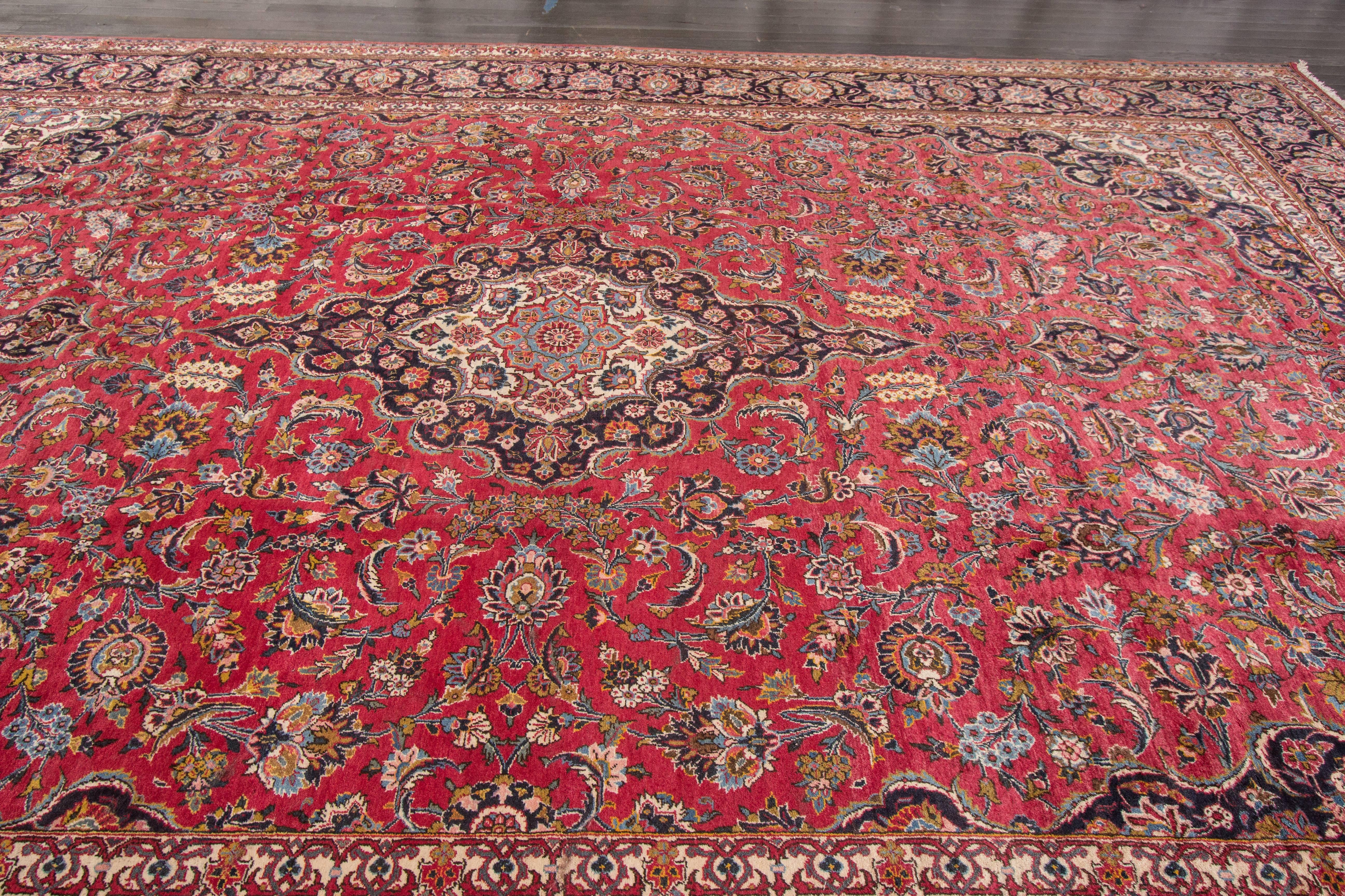 Beautifully Designed Vintage Kashan Rug In Excellent Condition For Sale In Norwalk, CT