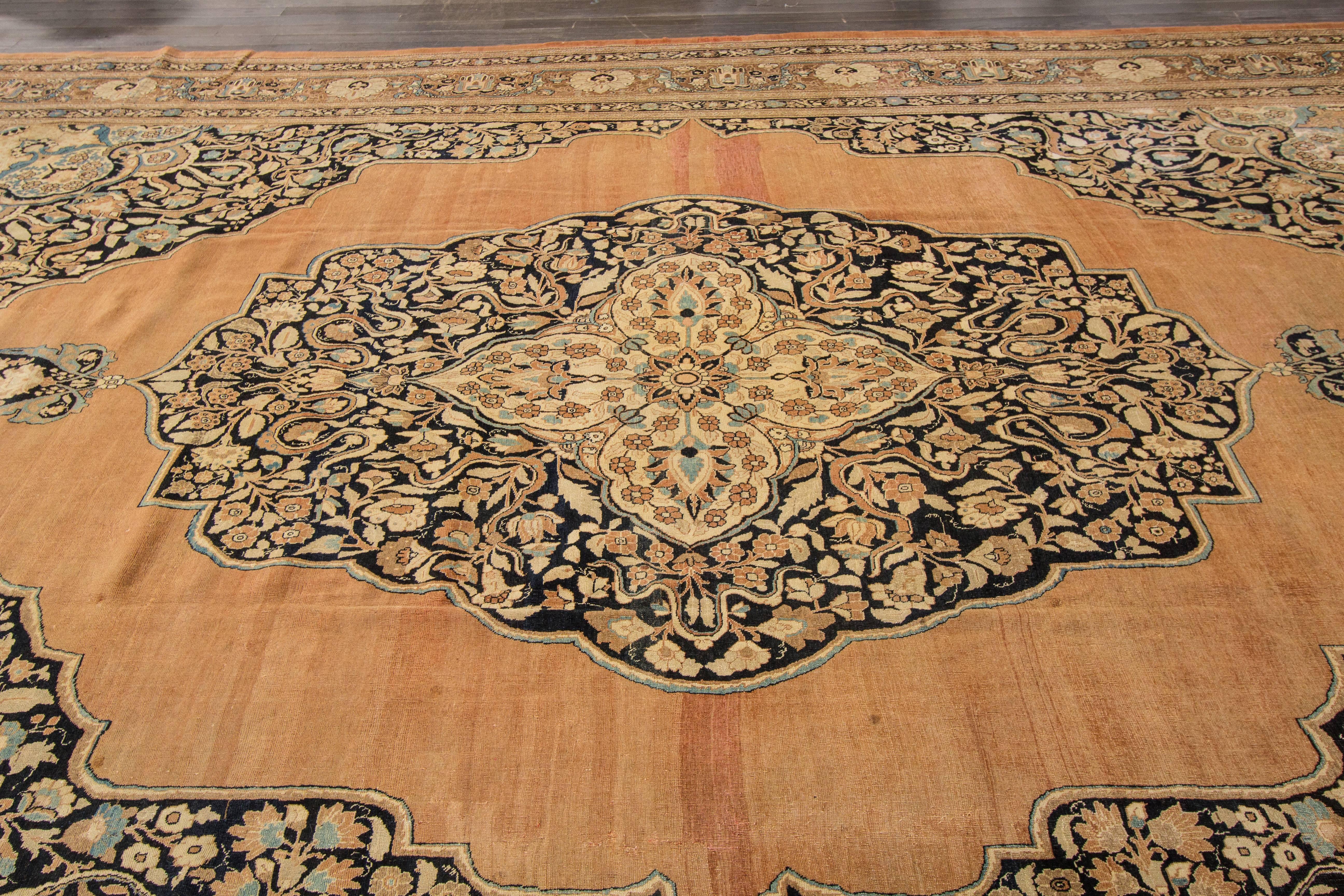 Wunderschön gestalteter antiker Täbris-Teppich (Tabriz) im Angebot
