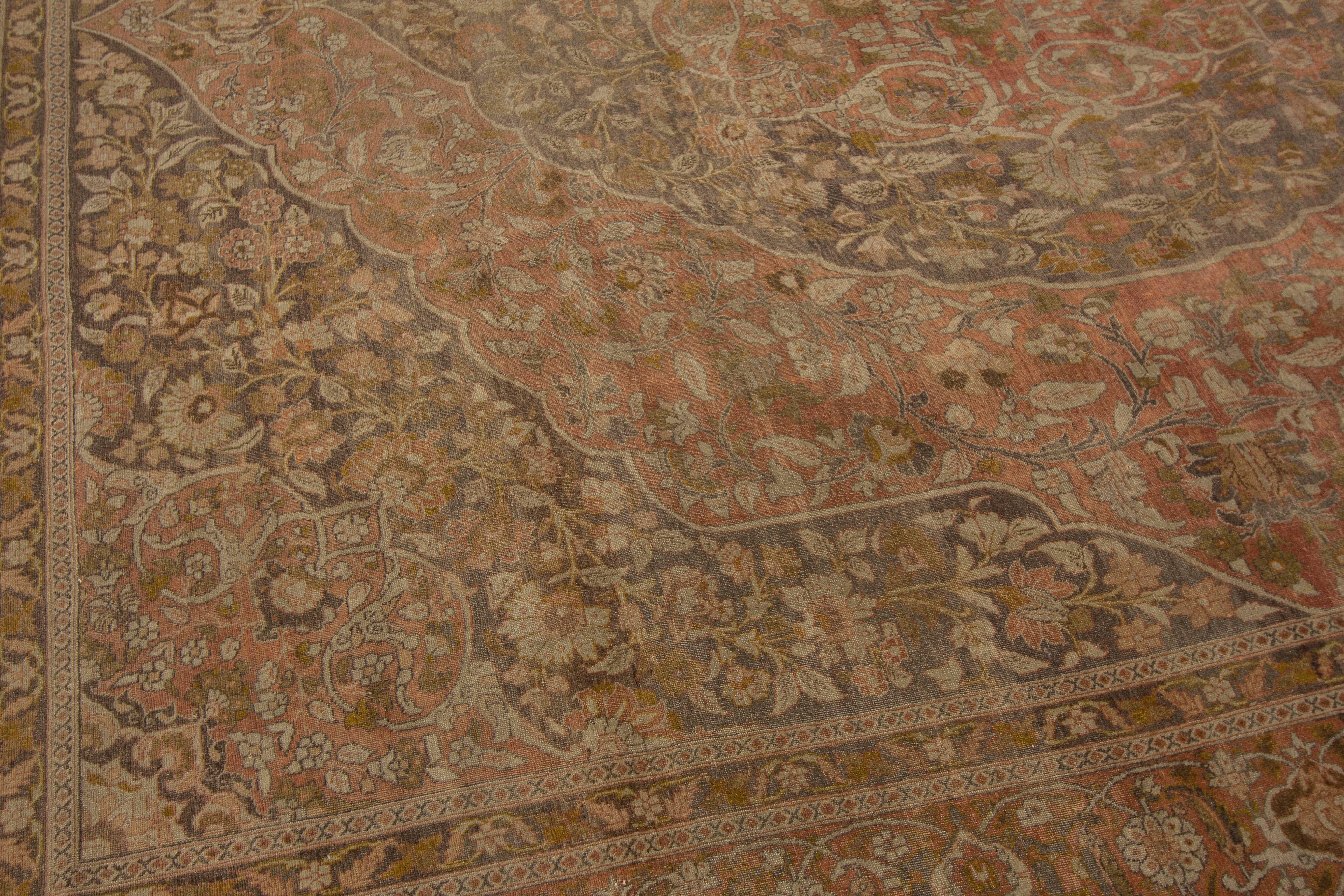 Tapis ancien de Tabriz magnifiquement conçu Bon état - En vente à Norwalk, CT