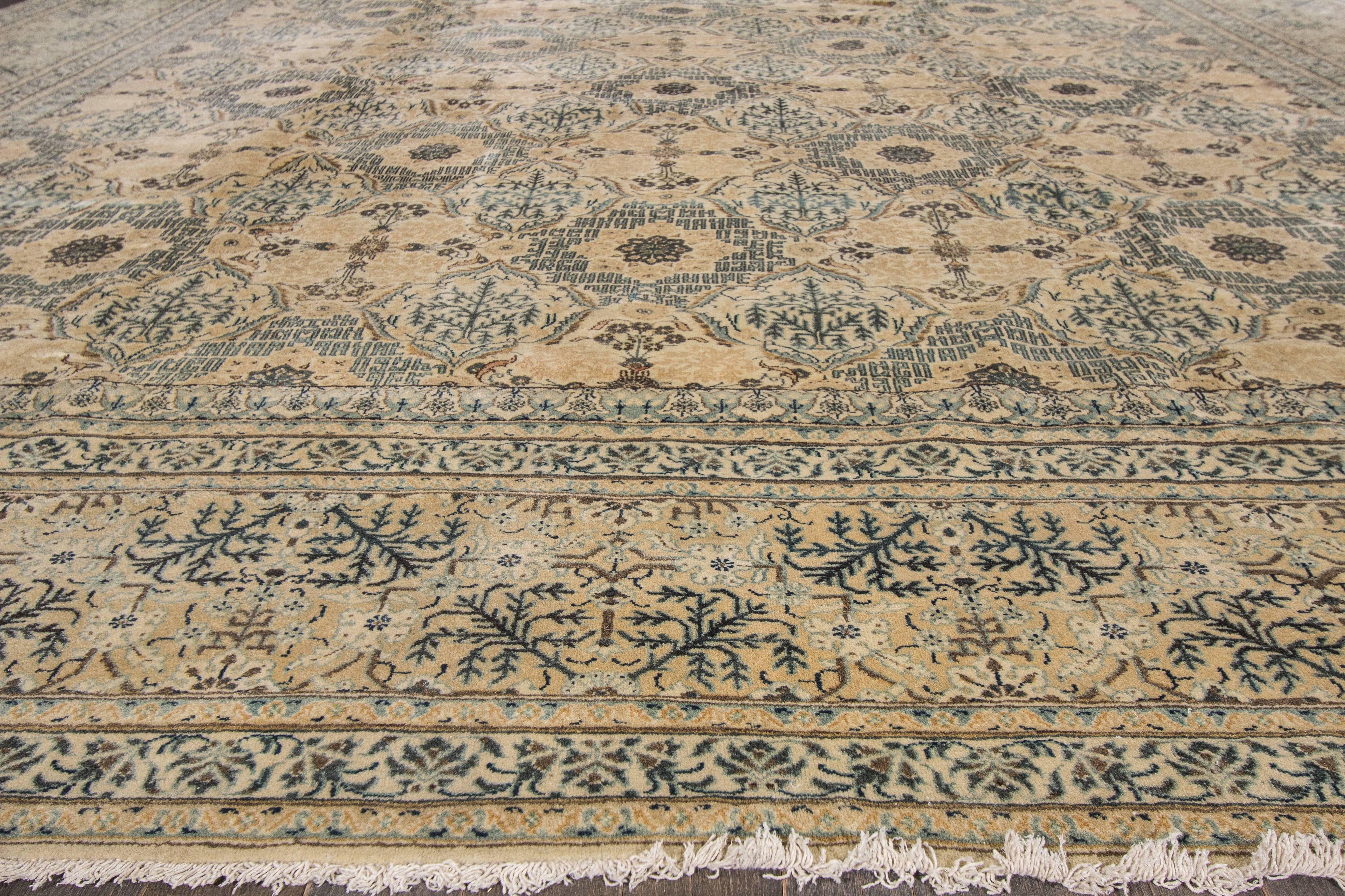 Beautifully Designed Antique Kashan Rug In Excellent Condition For Sale In Norwalk, CT