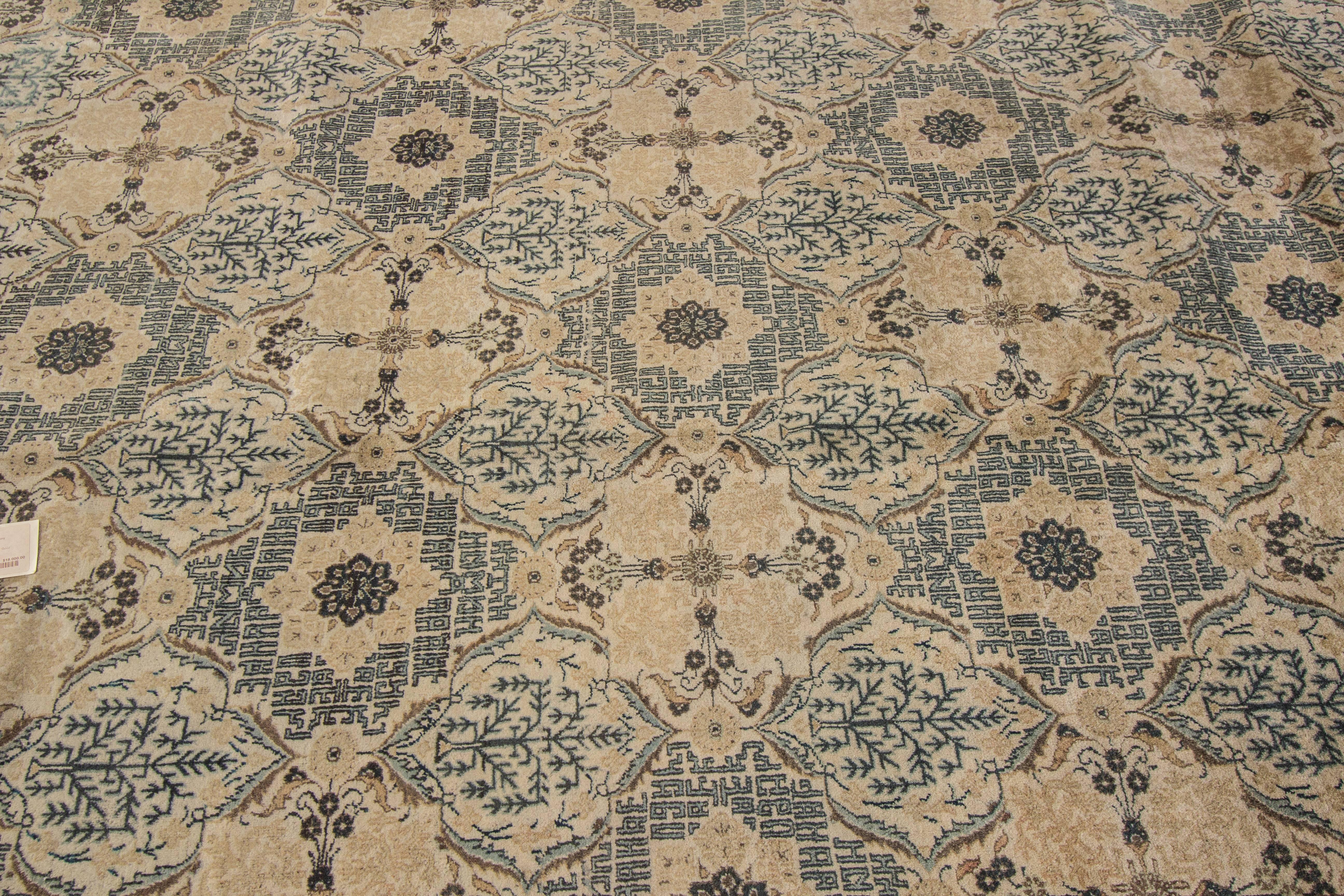 Early 20th Century Beautifully Designed Antique Kashan Rug For Sale