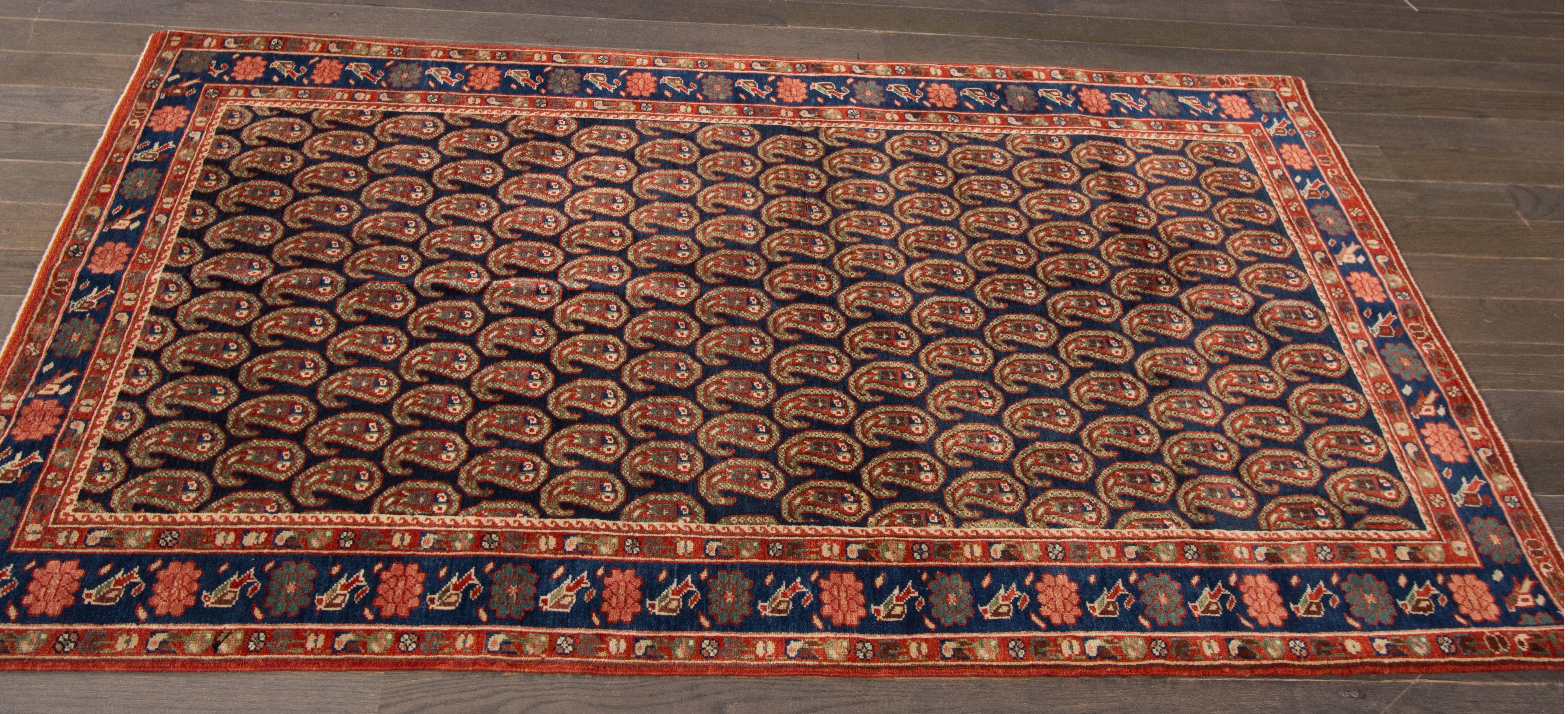 Un Bidjar moderne noué à la main avec un motif artistique sur un champ bleu marine. Accents de rouge, de brun et de vert dans toute la pièce. Ce tapis mesure 3'.6 x 5'.9.