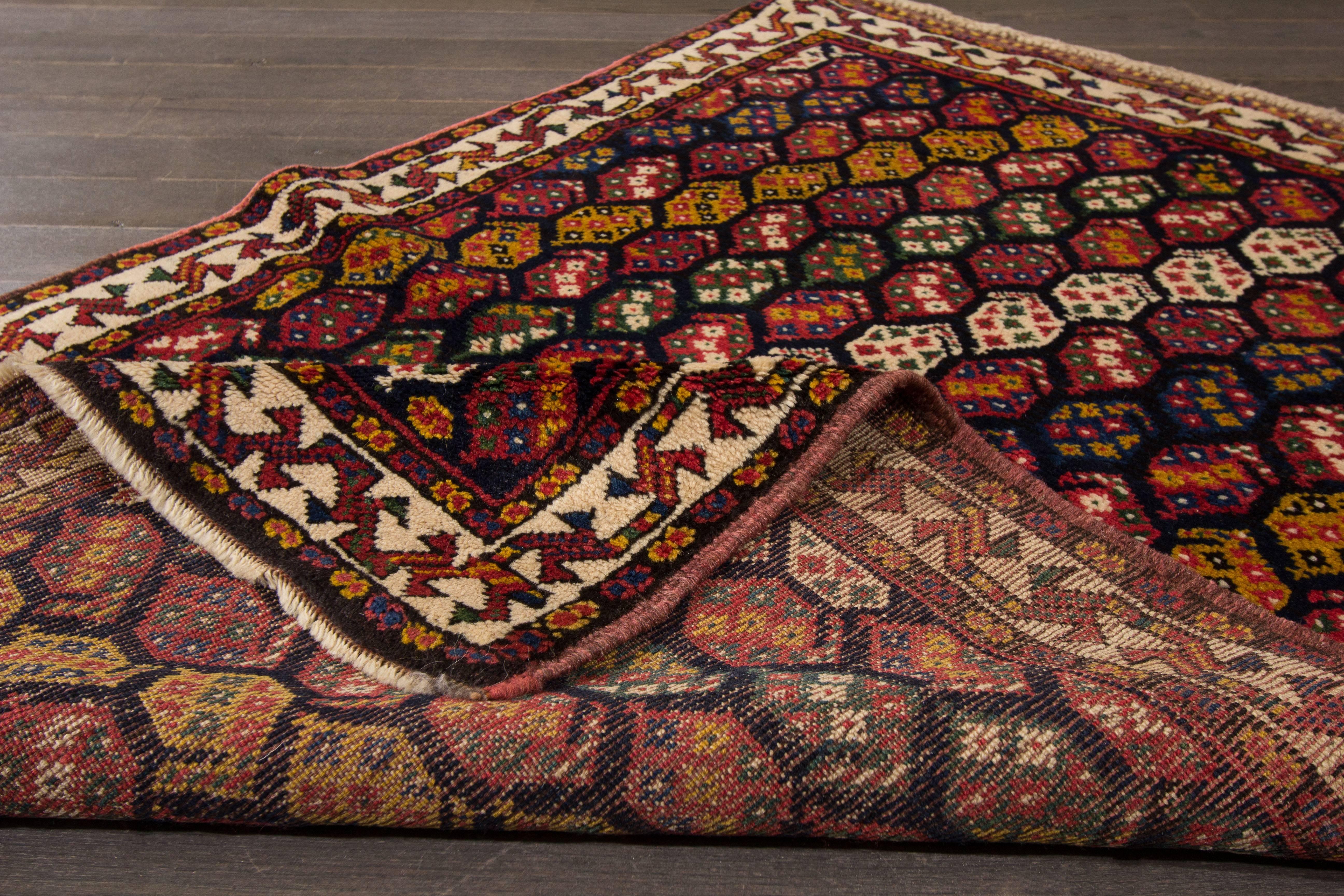 Early 20th Century Beautifully Designed Collectible Shiraz Rug For Sale