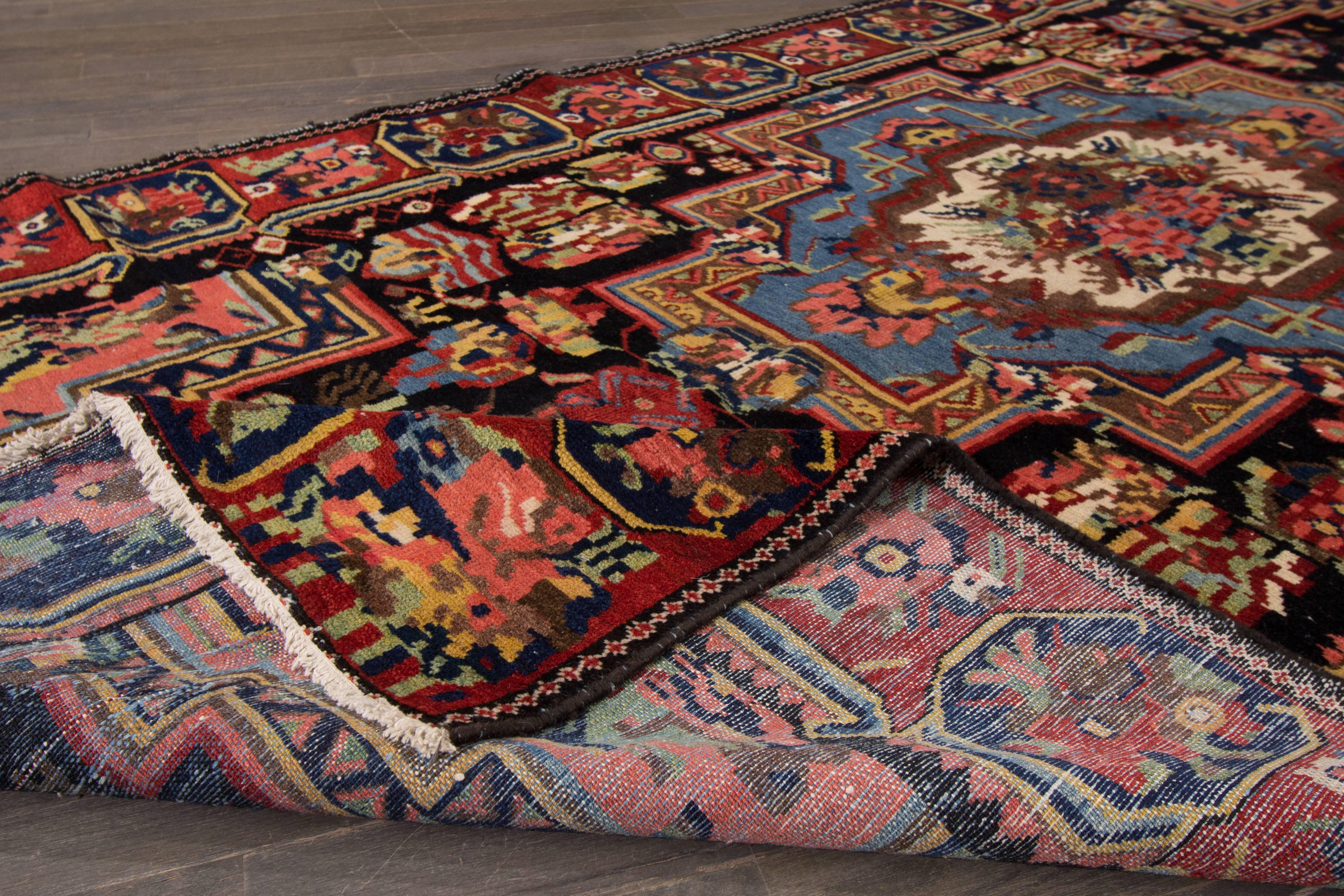 Beautifully Designed Vintage Bakhtiari Rug In Good Condition For Sale In Norwalk, CT