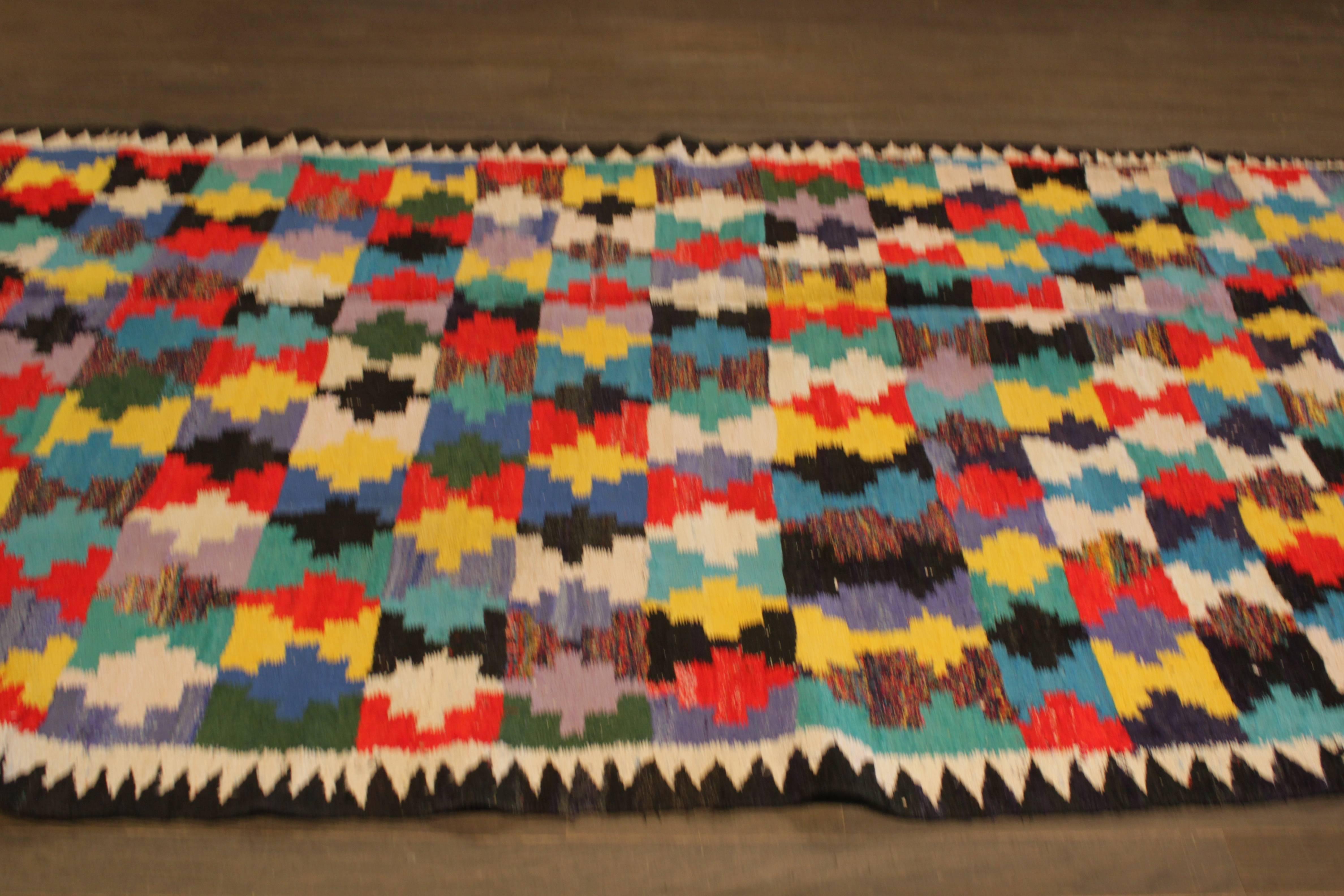 Beautifully Designed Vintage Kilim Rug For Sale 2