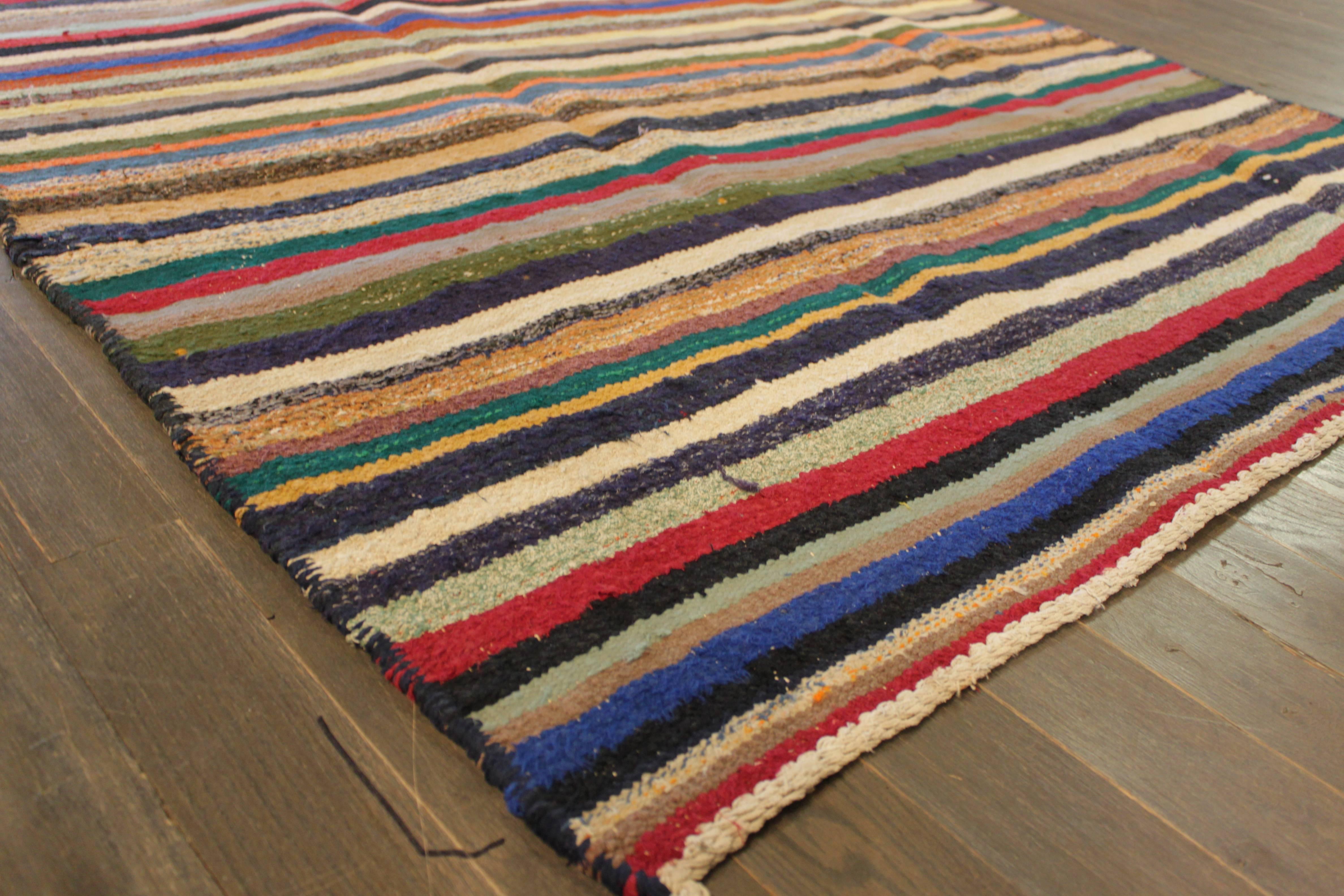 Beautifully Designed Vintage Kilim Rug In Excellent Condition For Sale In Norwalk, CT