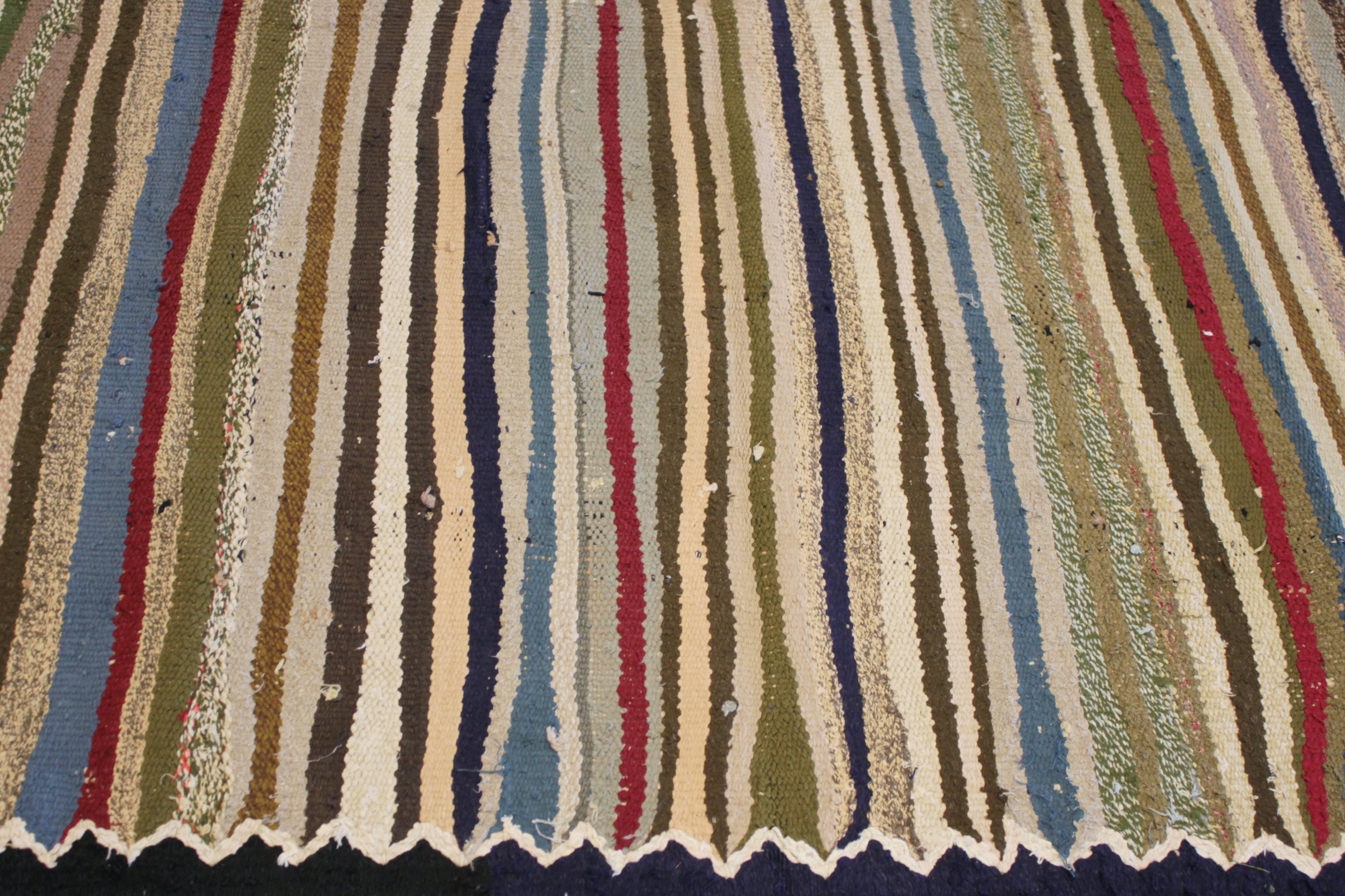 Beautifully Designed Vintage Persian Kilim Rug In Excellent Condition For Sale In Norwalk, CT