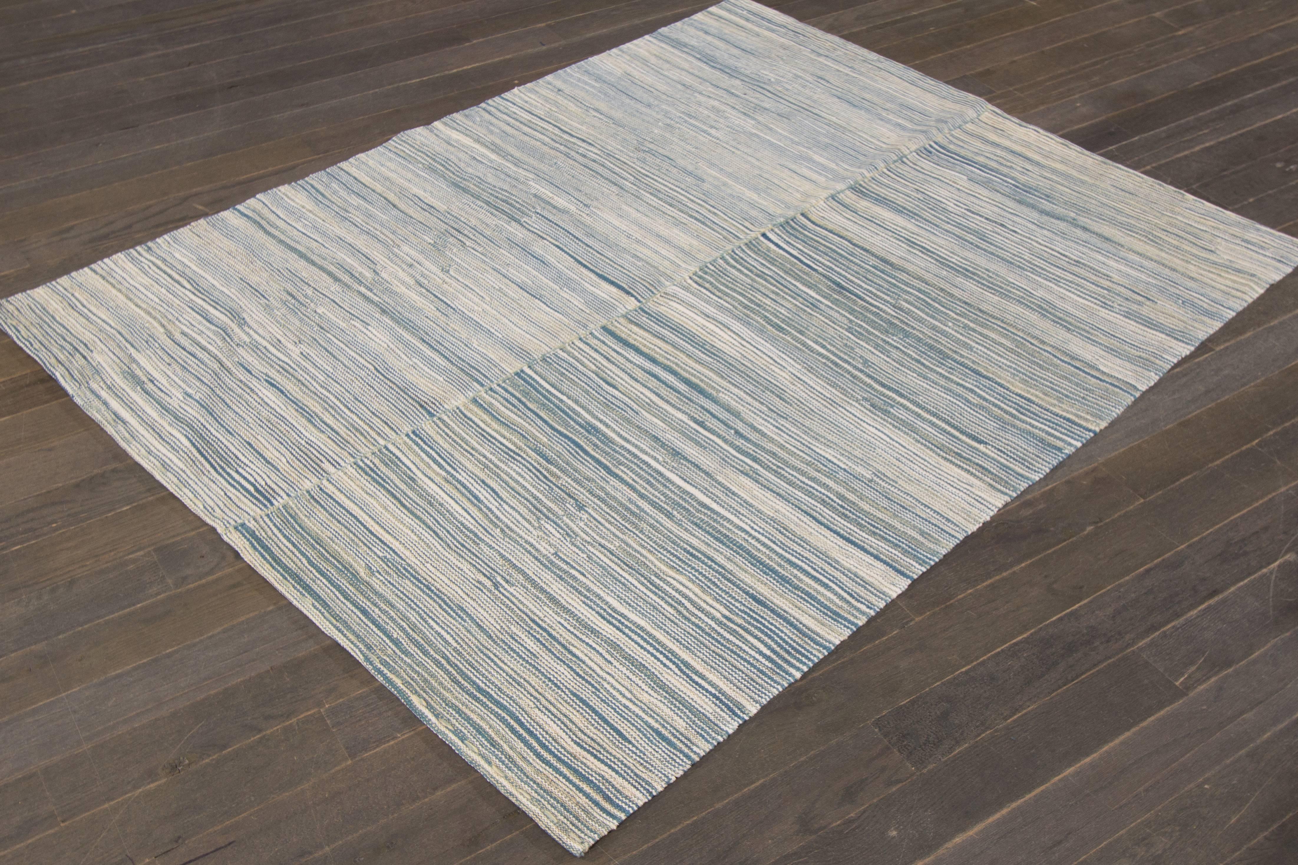 zeitgenössischer türkischer Kelim-Teppich des 21. Jahrhunderts mit einem hellblauen und elfenbeinfarbenen, strukturierten Gesamtbild. Maße 4,01x5,02.