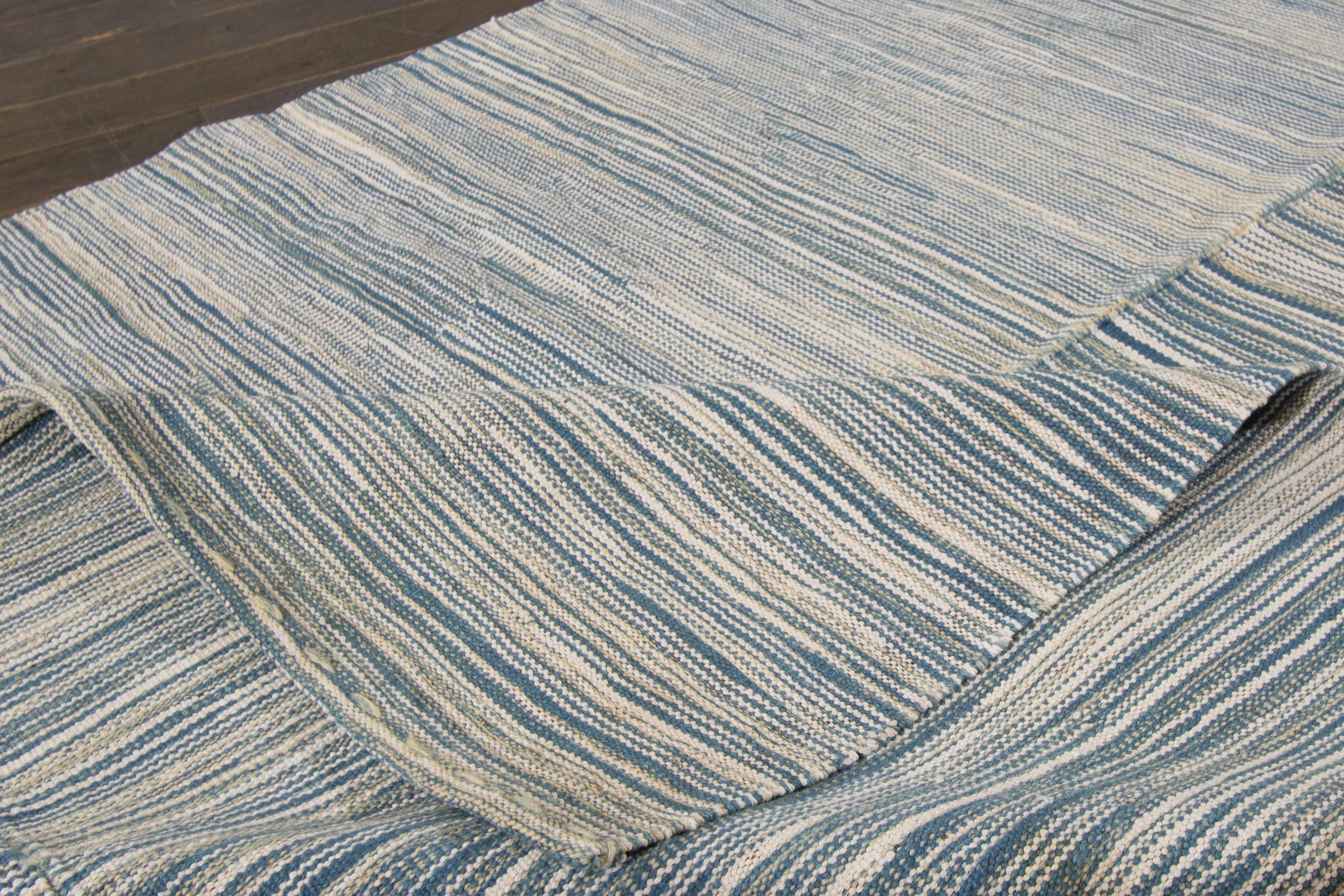Zeitgenössischer blauer/ elfenbeinfarbener strukturierter türkischer Kelim-Teppich des 21. Jahrhunderts (Türkisch) im Angebot