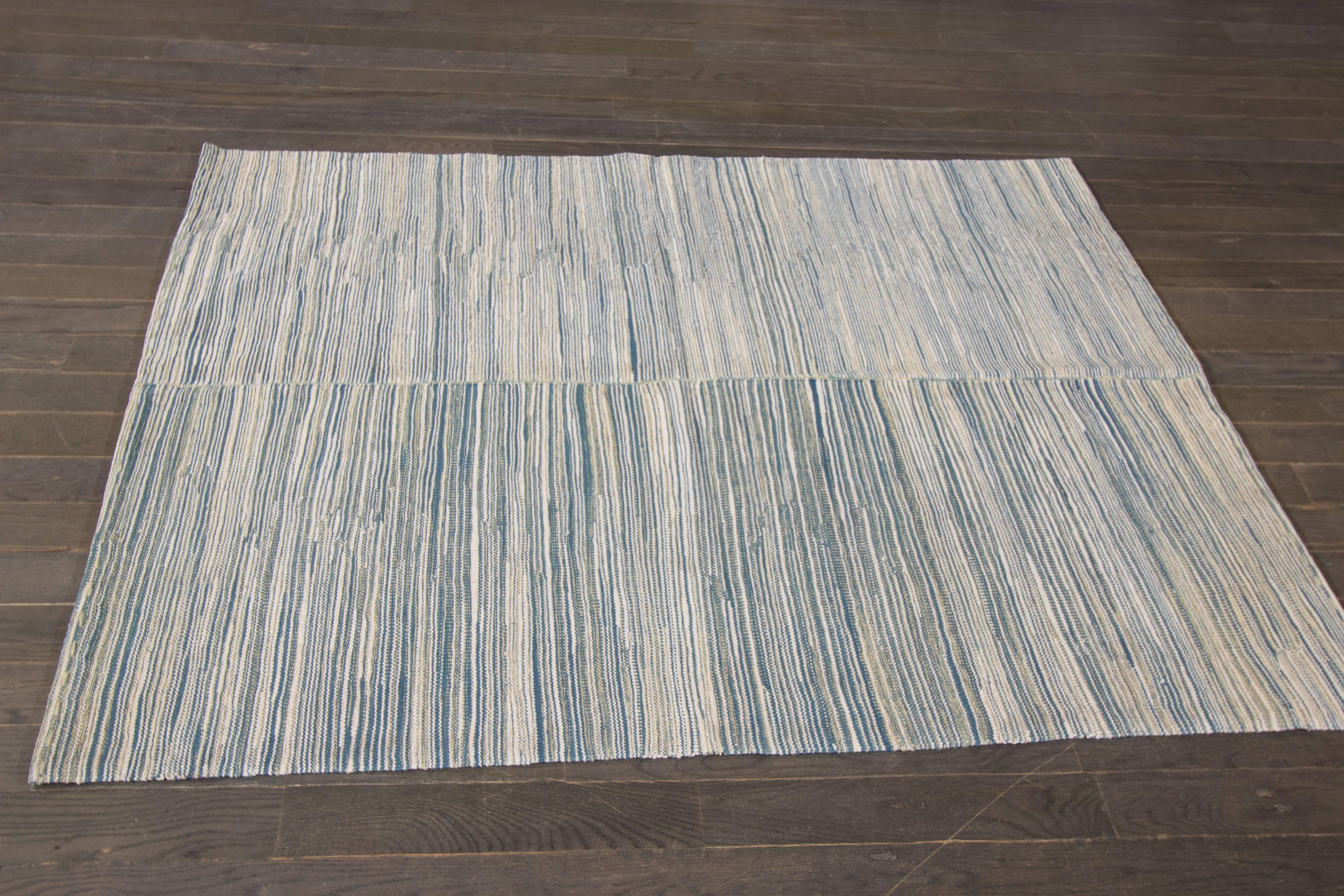 Zeitgenössischer blauer/ elfenbeinfarbener strukturierter türkischer Kelim-Teppich des 21. Jahrhunderts im Zustand „Hervorragend“ im Angebot in Norwalk, CT