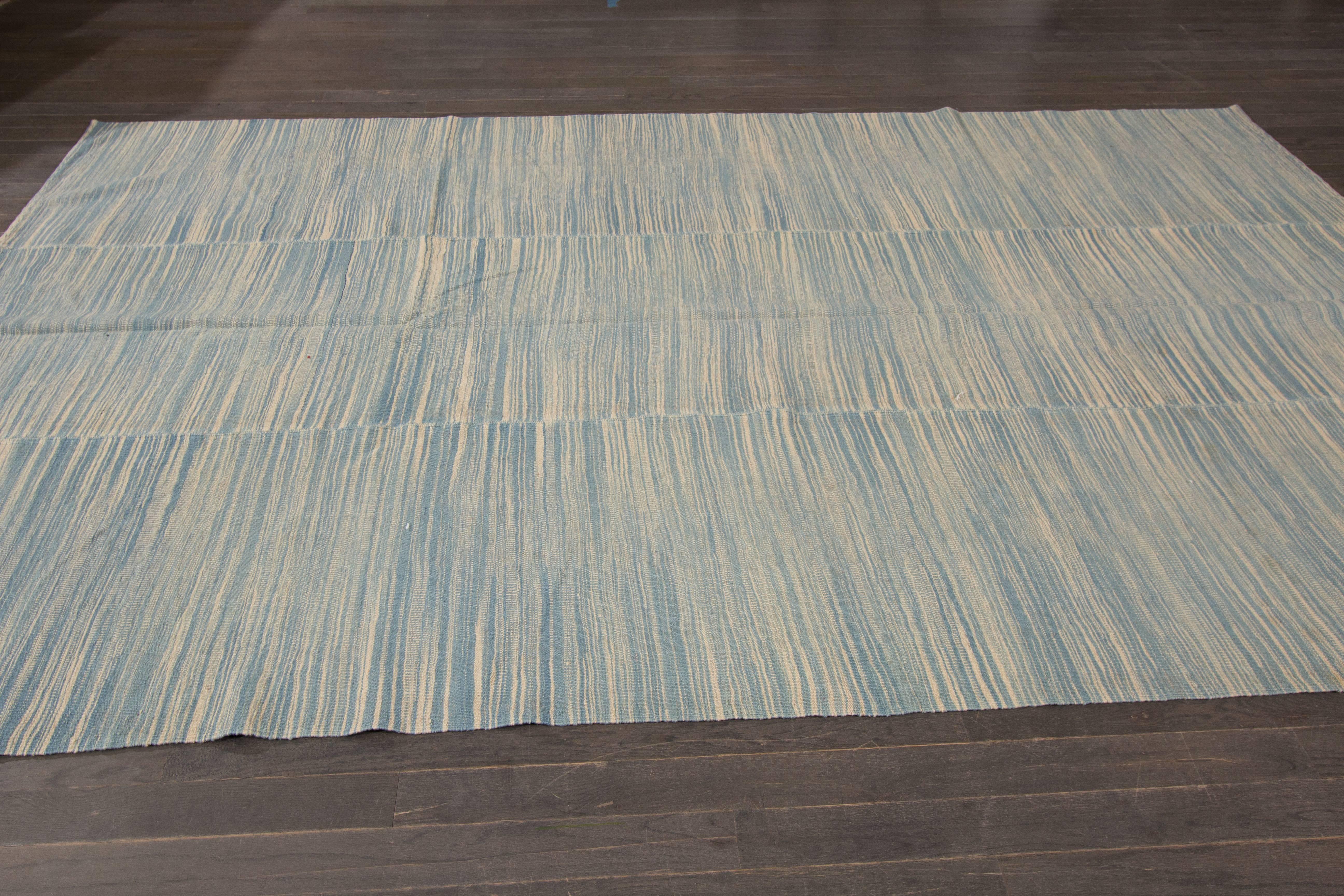 Zeitgenössischer blau/beige strukturierter türkischer Kelim-Teppich des 21. Jahrhunderts im Zustand „Hervorragend“ im Angebot in Norwalk, CT