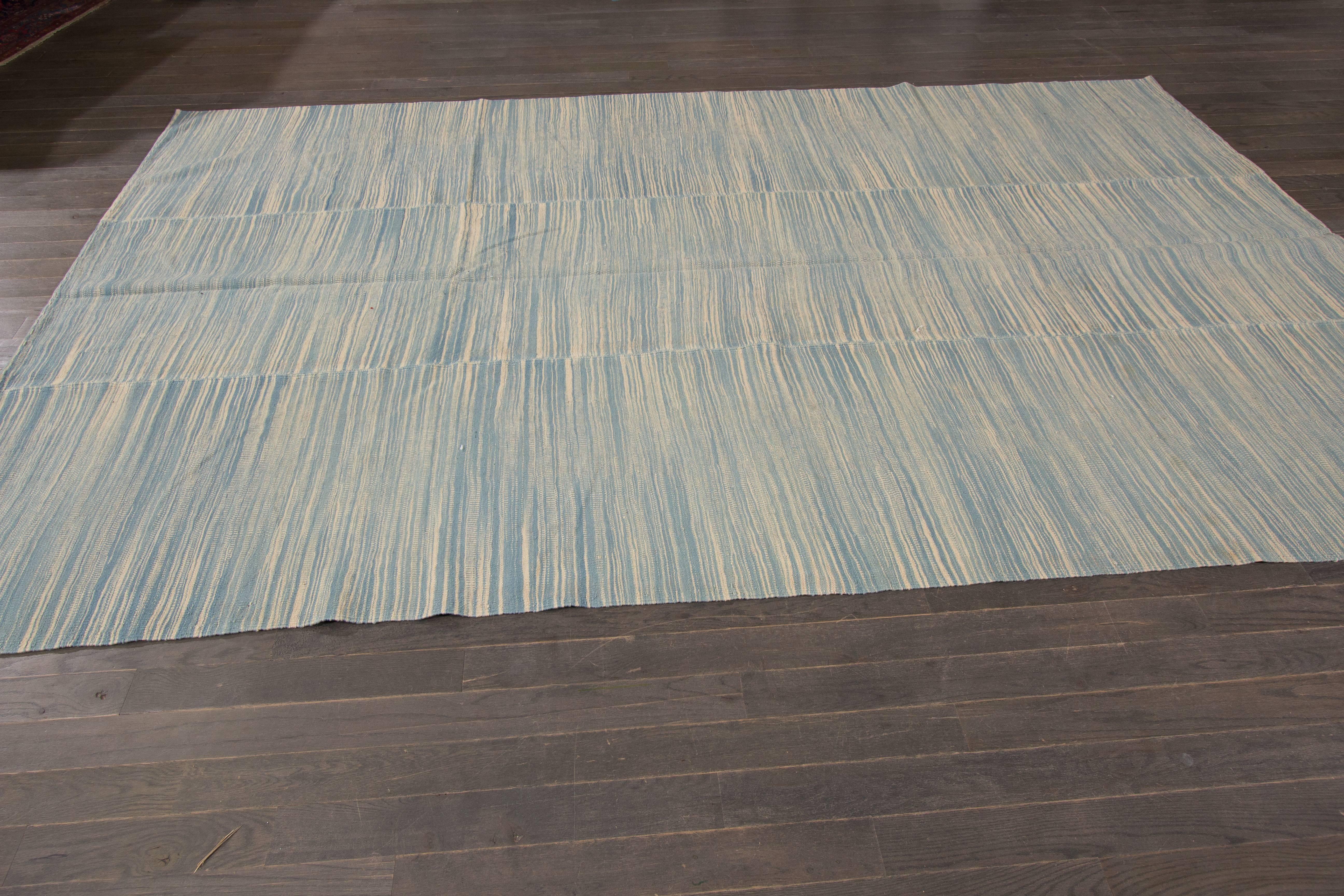 Zeitgenössischer blau/beige strukturierter türkischer Kelim-Teppich des 21. Jahrhunderts (21. Jahrhundert und zeitgenössisch) im Angebot