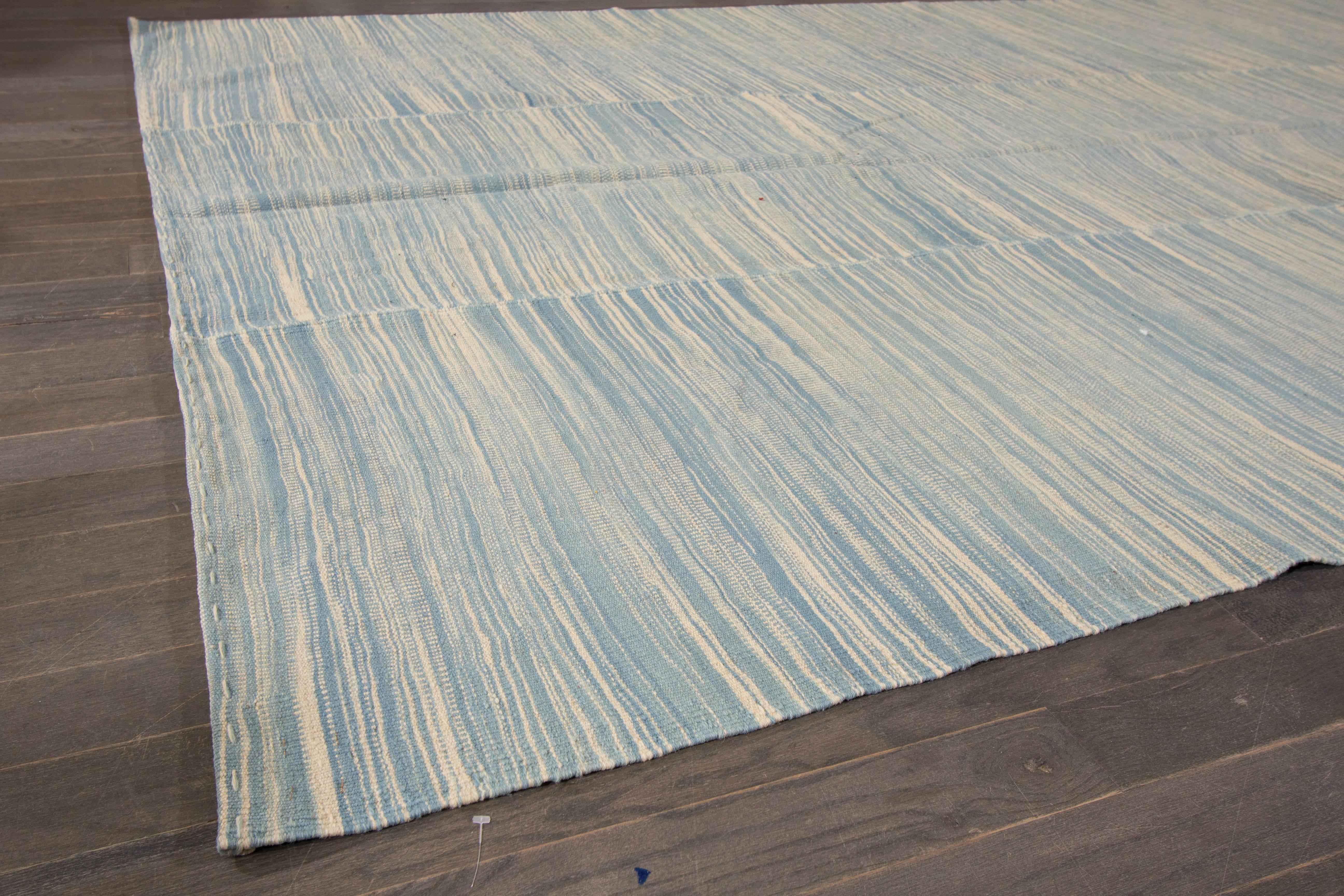 Zeitgenössischer blau/beige strukturierter türkischer Kelim-Teppich des 21. Jahrhunderts (Wolle) im Angebot