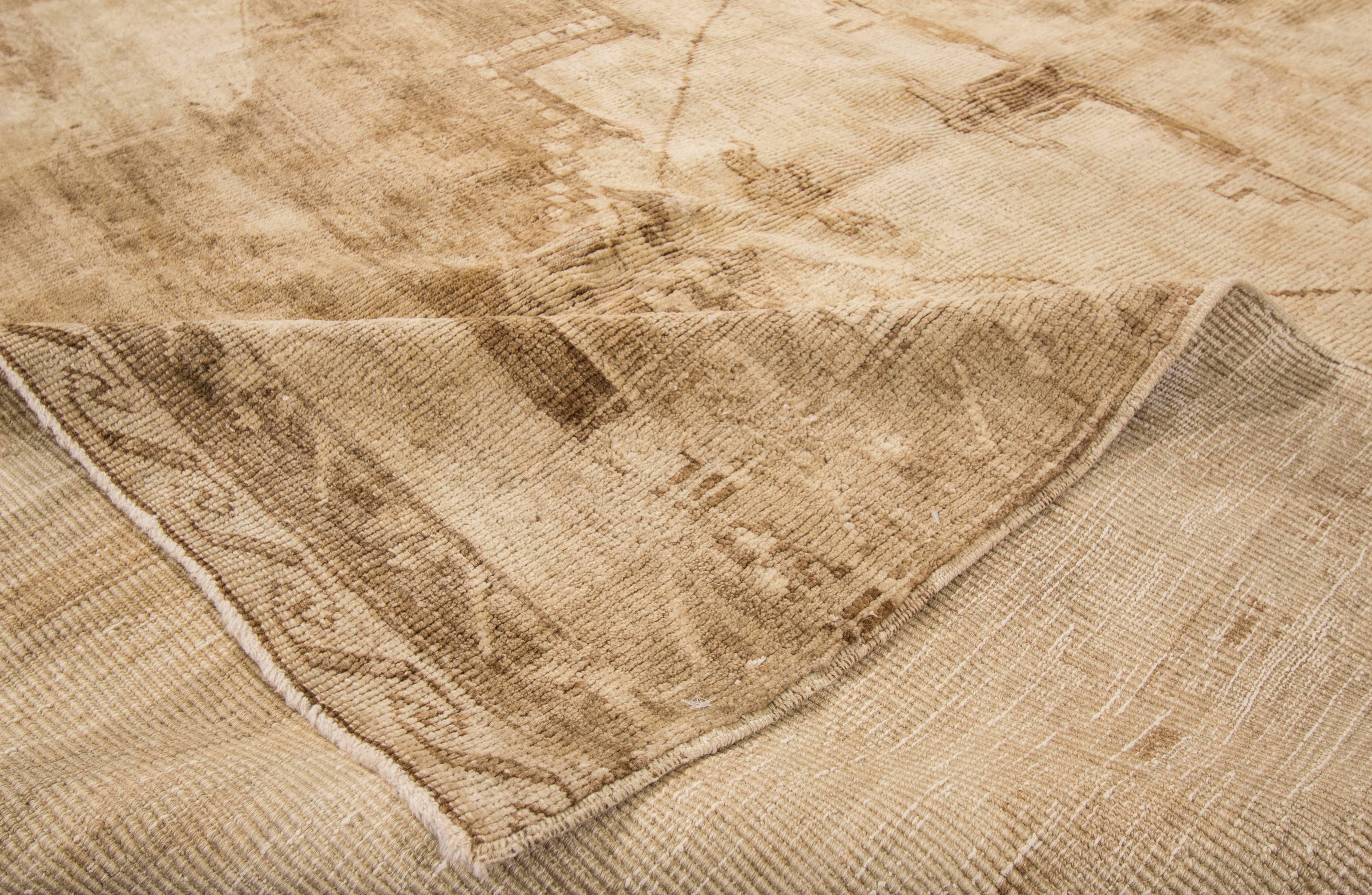 Dieser schöne antike Khotan-Teppich mit handgeknüpftem Design wird Ihren Fußboden prächtig aussehen lassen. Diese Kollektion ist aus Wolle gefertigt. Seine Maße sind: 6'.5 x 9'.9
Dieser antike Khotan-Teppich wurde in Turkestan hergestellt.
 