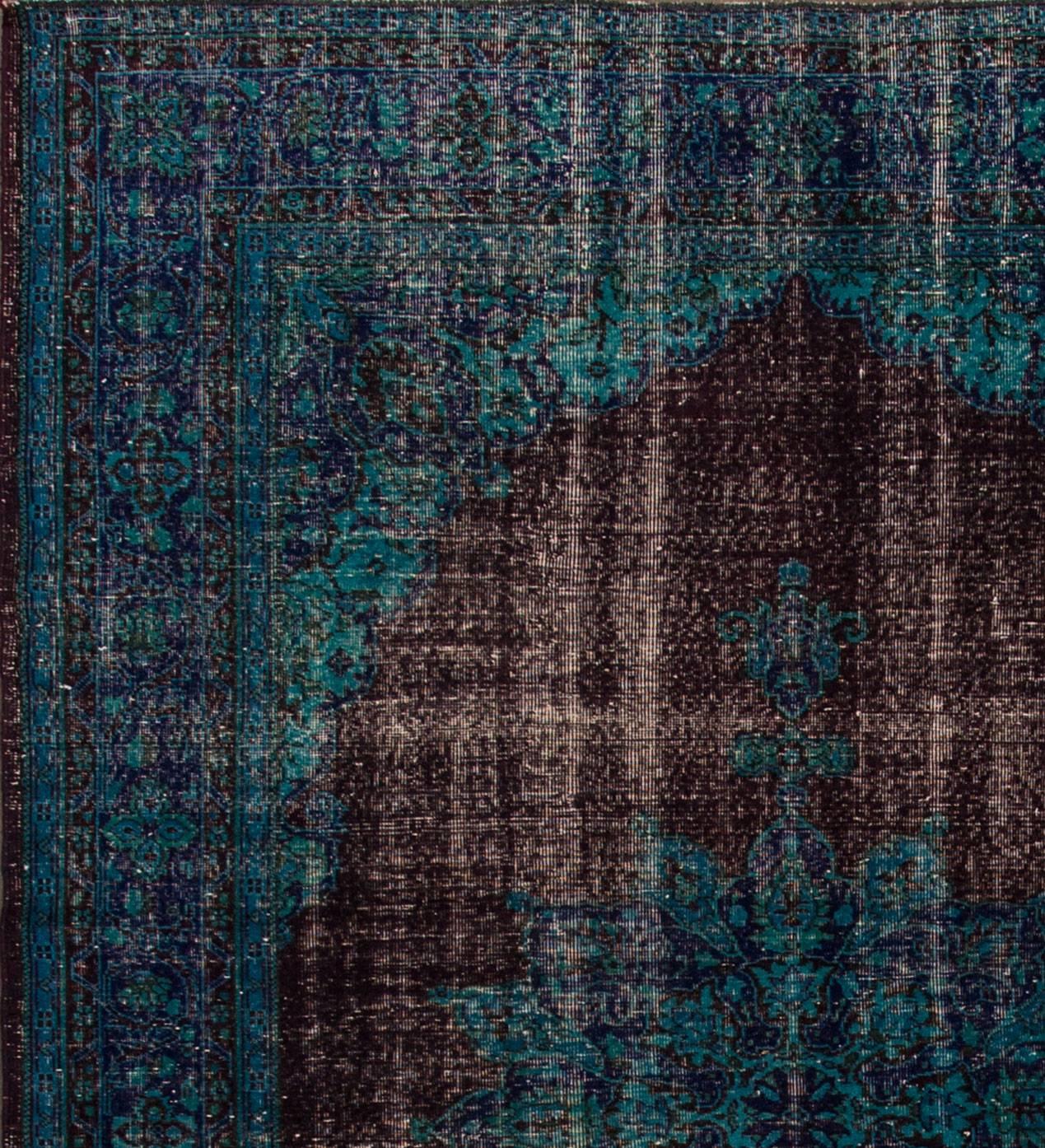 Übergefärbter Teppich im Vintage-Stil mit dunkelblauem Feld und braunem Medaillonmuster. Maße: 7.07 x 11.