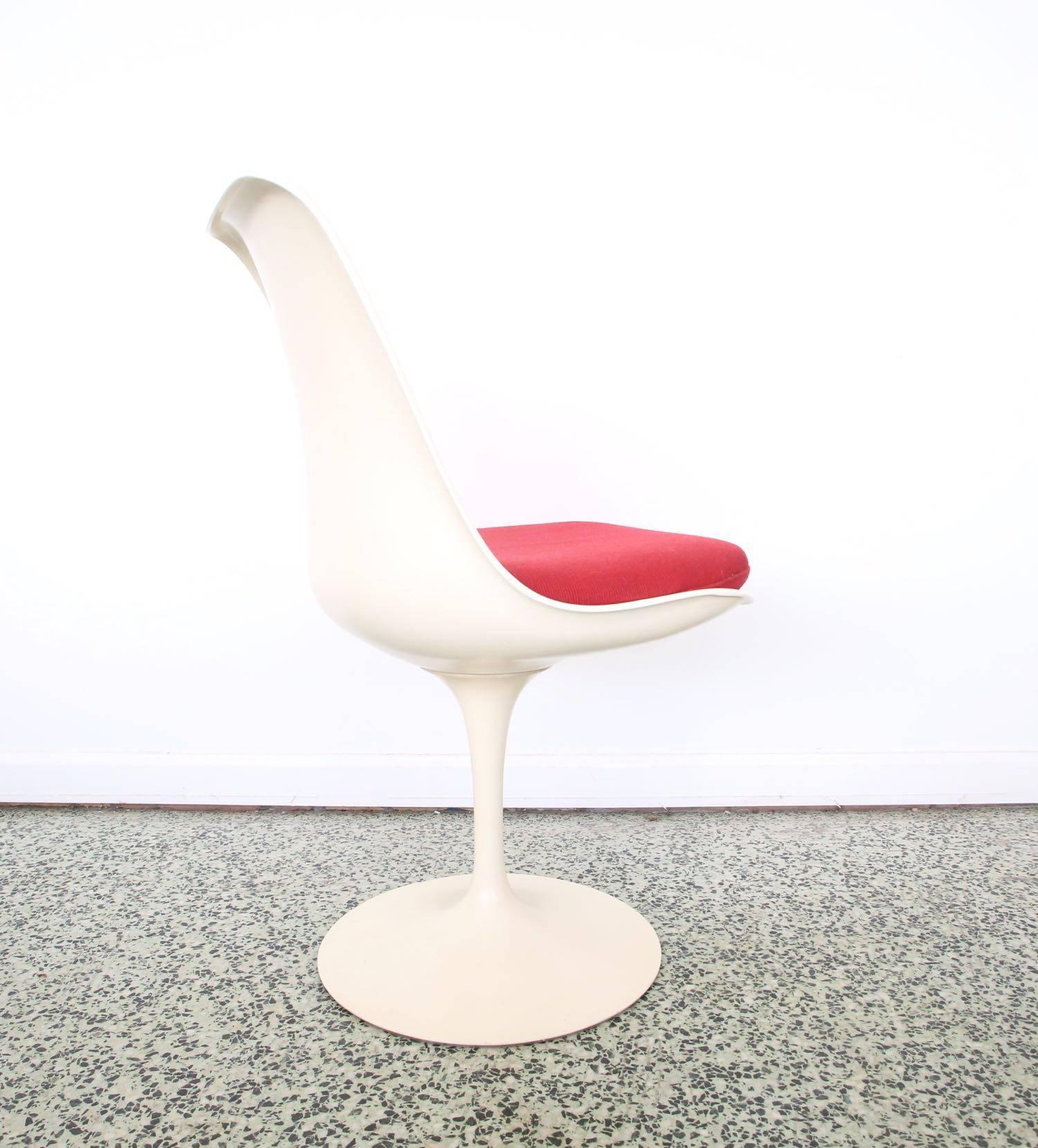 Pair of Eero Saarinen Tulip Chairs In Excellent Condition In St. Louis, MO