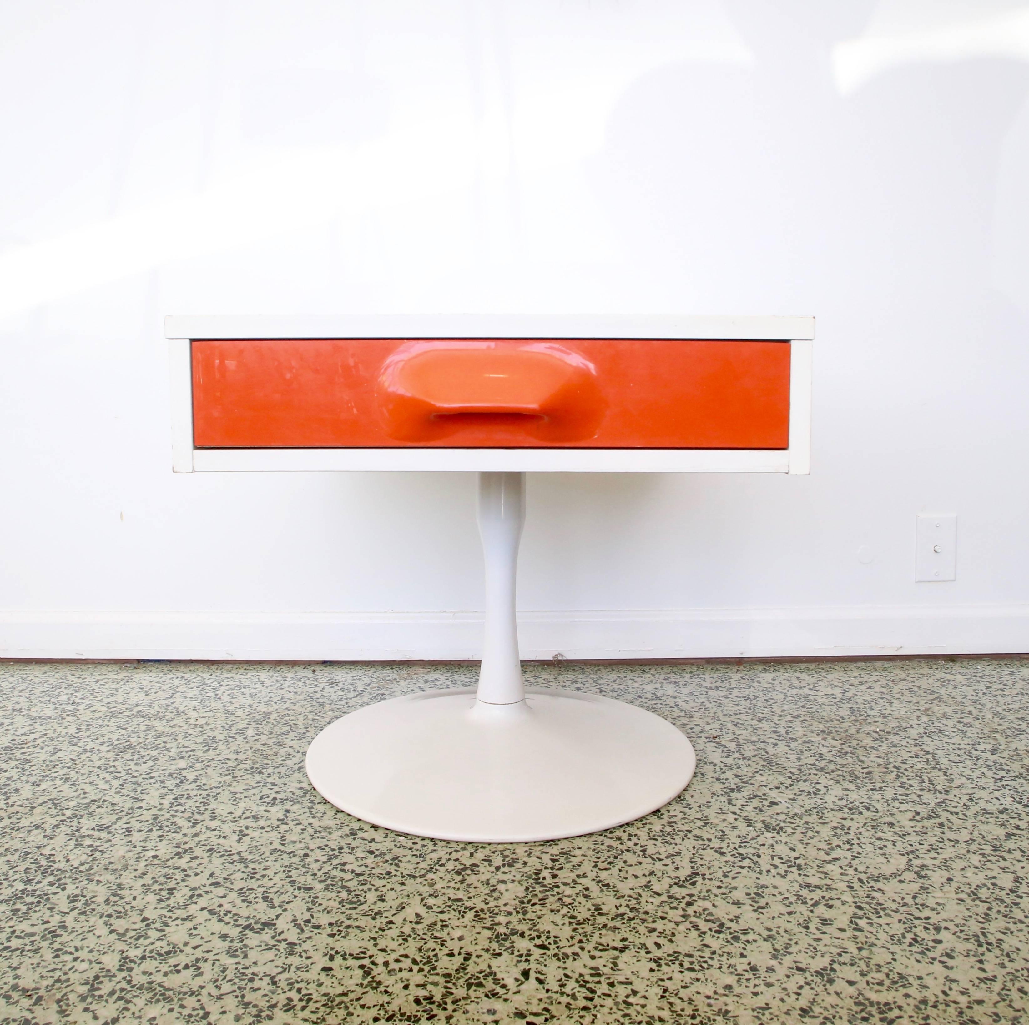 Designer: Unknown.
Manufacturer: Broyhill. 
Period/style: Mid-Century Modern.
Country: United States.
Date: 1960s.